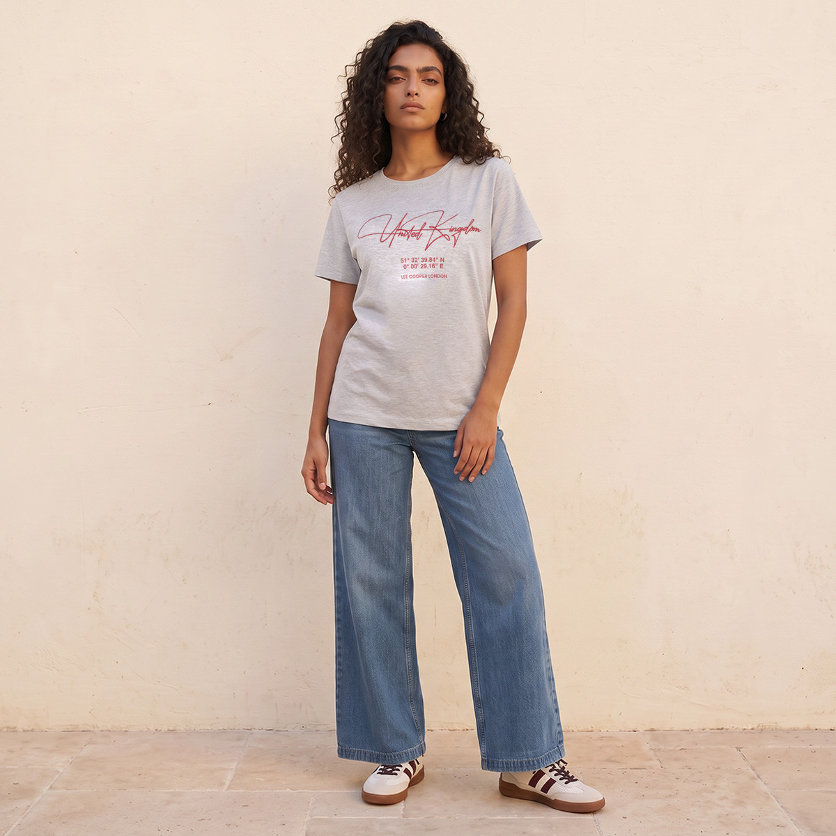 تيشيرت قطن بقصة مريحة وطبعات شعار من لي كوبر-women-clothing-tshirts-image-7