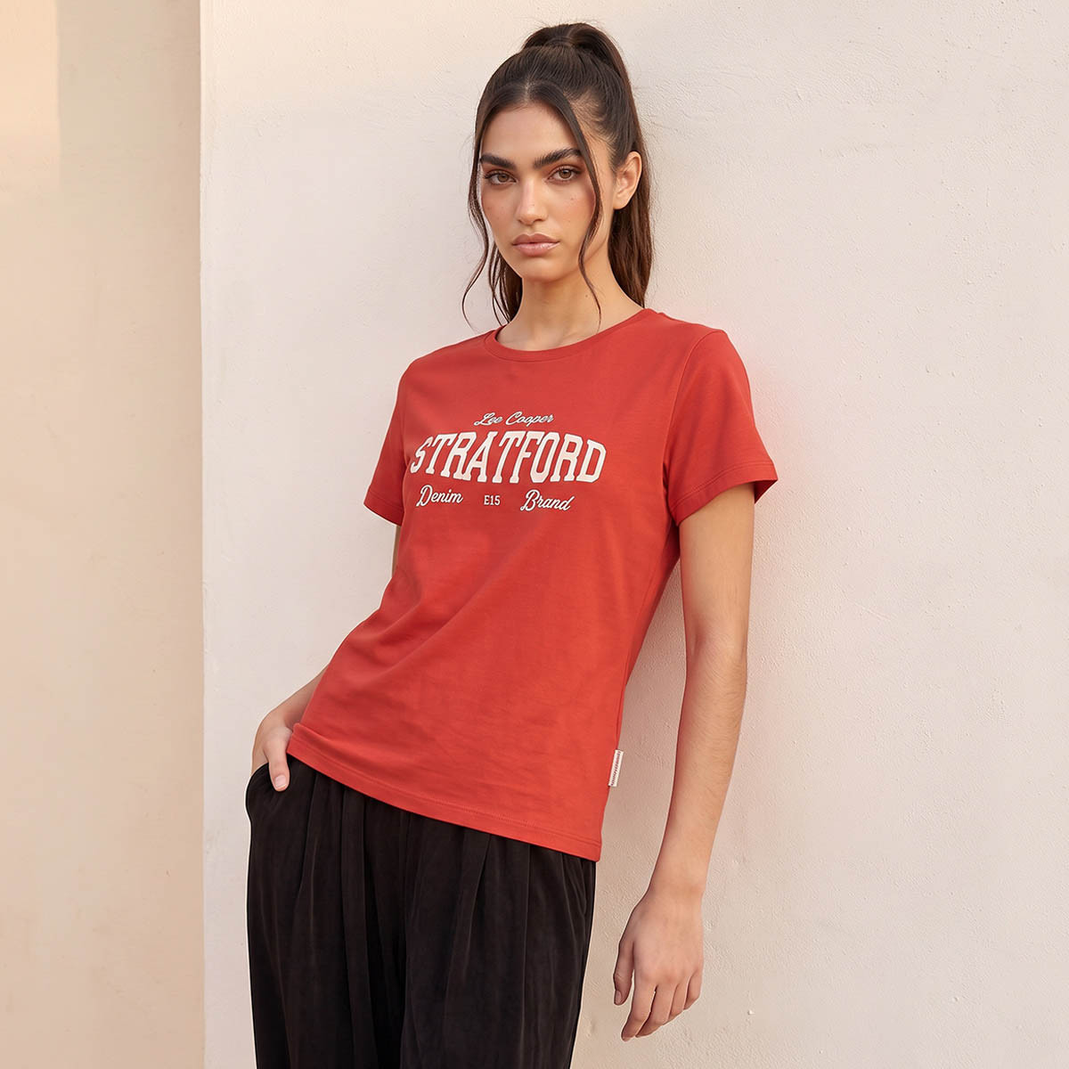 تيشيرت قطن بقصّة مريحة وطبعات من لي كوبر-women-clothing-tshirts-image-1