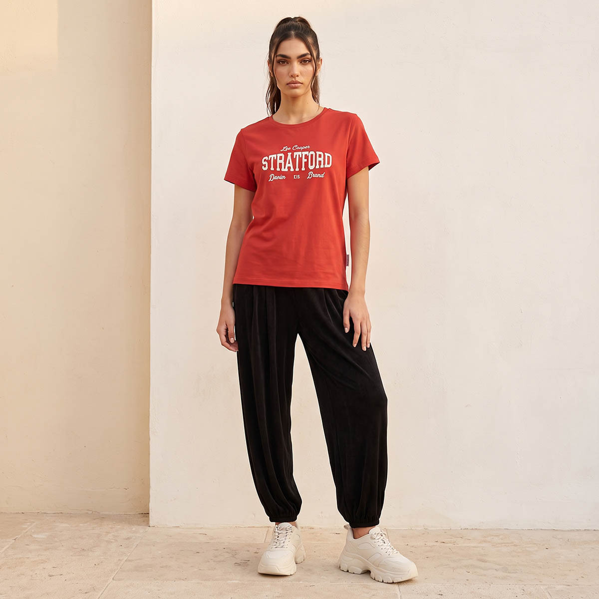 تيشيرت قطن بقصّة مريحة وطبعات من لي كوبر-women-clothing-tshirts-image-2