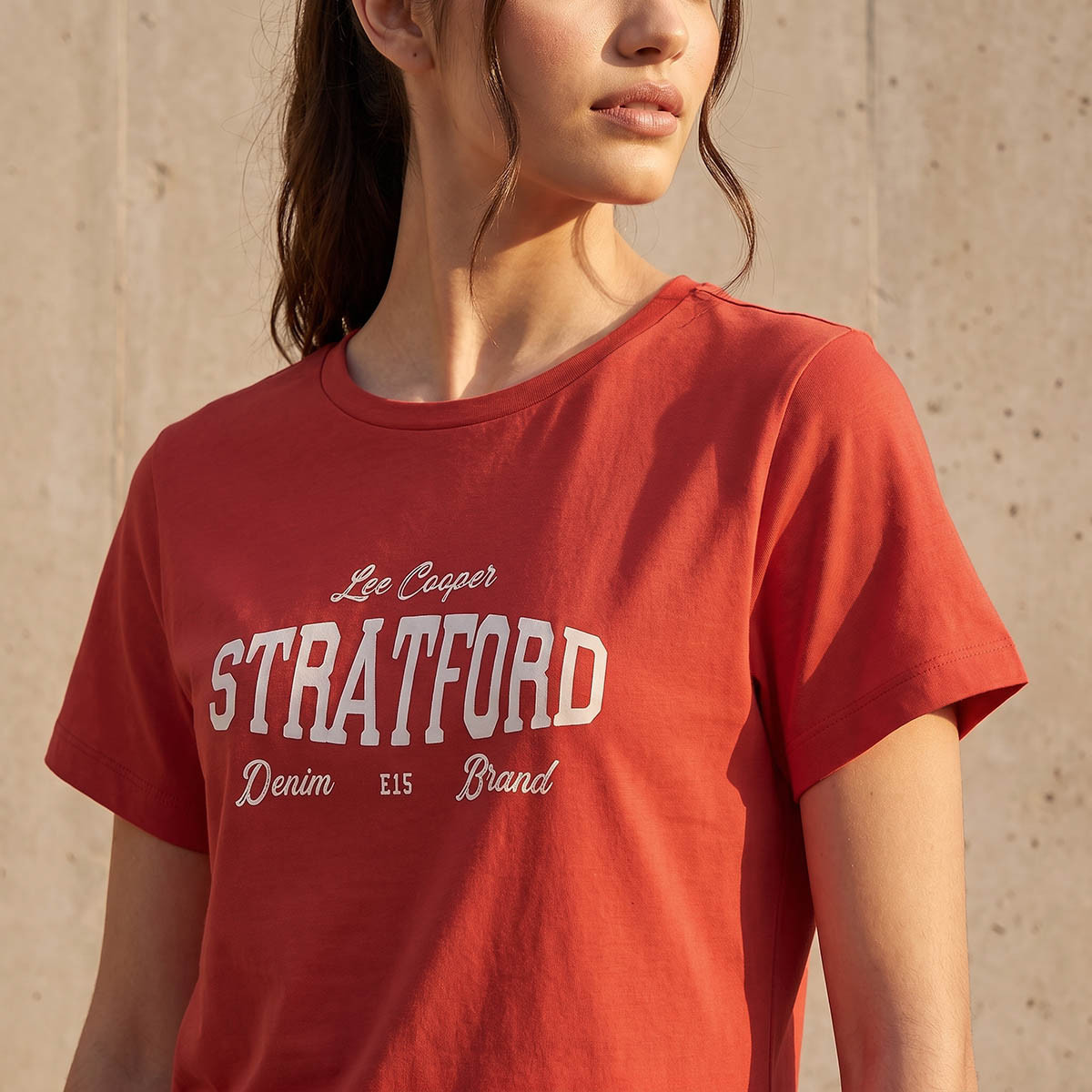 تيشيرت قطن بقصّة مريحة وطبعات من لي كوبر-women-clothing-tshirts-image-4