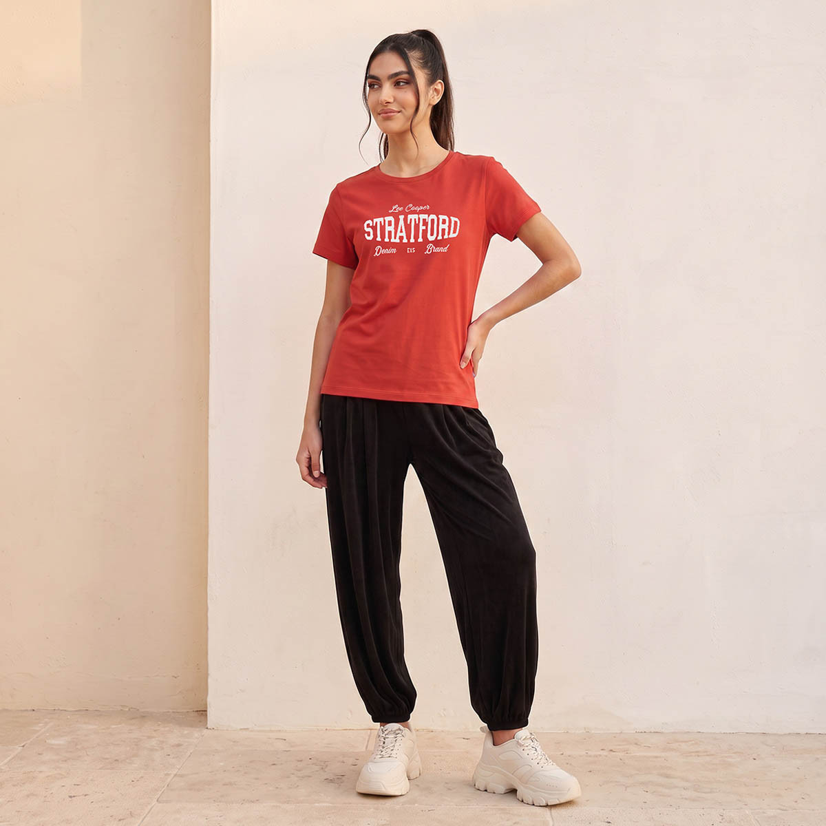 تيشيرت قطن بقصّة مريحة وطبعات من لي كوبر-women-clothing-tshirts-image-5