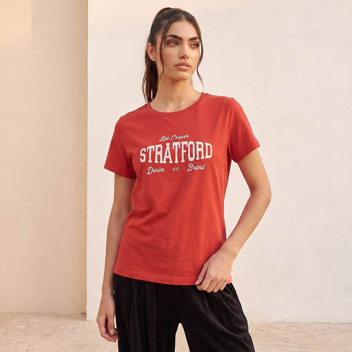 تيشيرت قطن بقصّة مريحة وطبعات من لي كوبر-women-clothing-tshirts-image-6
