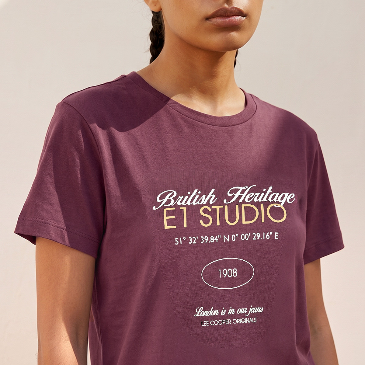تيشيرت قطن بقصّة مريحة وطبعات من لي كوبر-women-clothing-tshirts-image-6