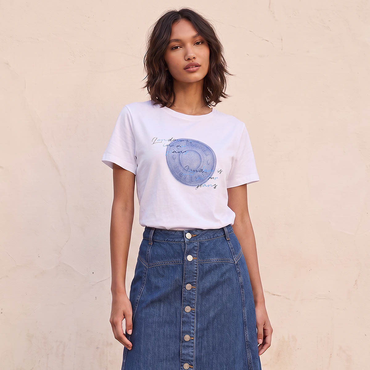تيشيرت قطن بقصّة مريحة وطبعات من لي كوبر-women-clothing-tshirts-image-6