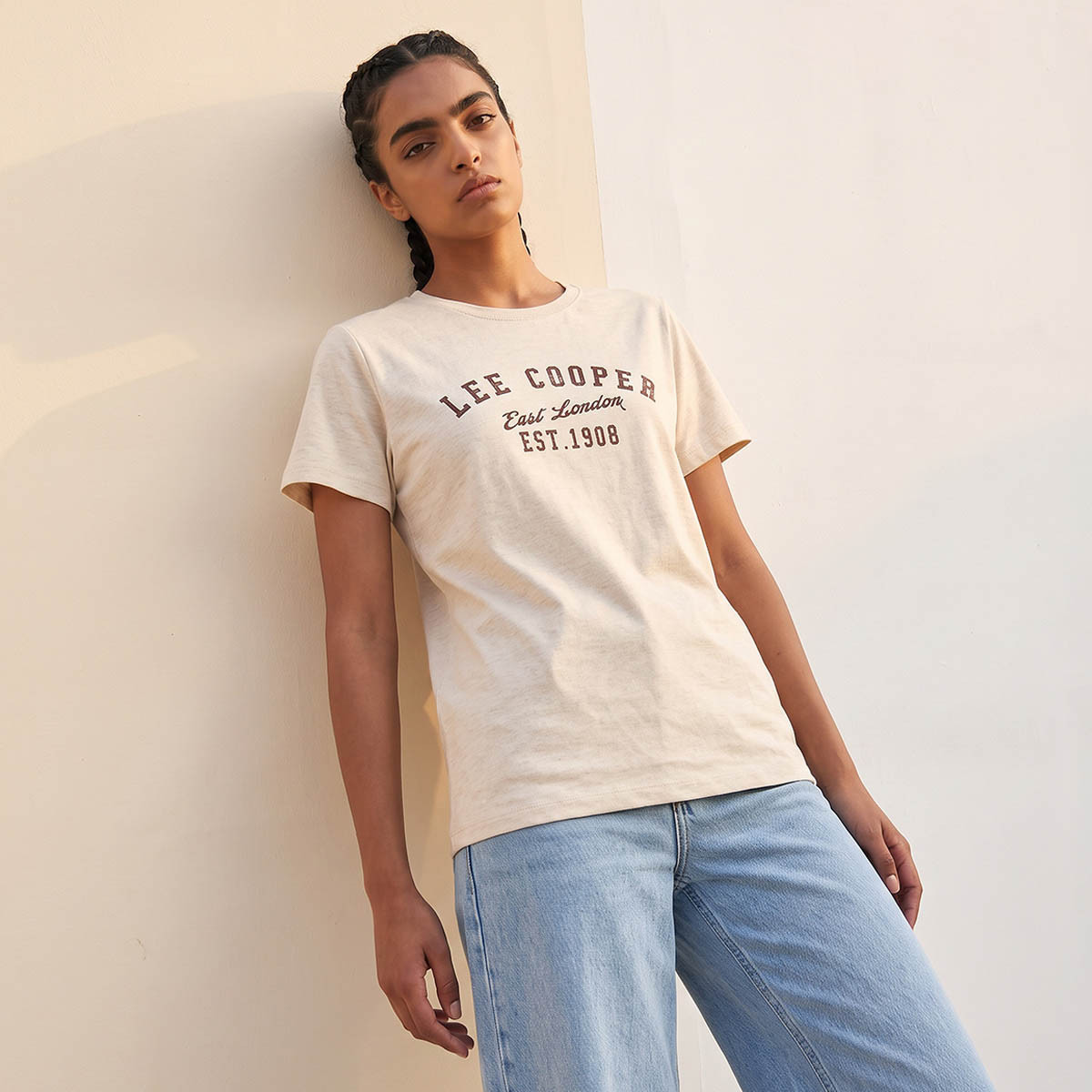 تيشيرت قطن بقصّة مريحة وطبعات من لي كوبر-women-clothing-tshirts-image-1