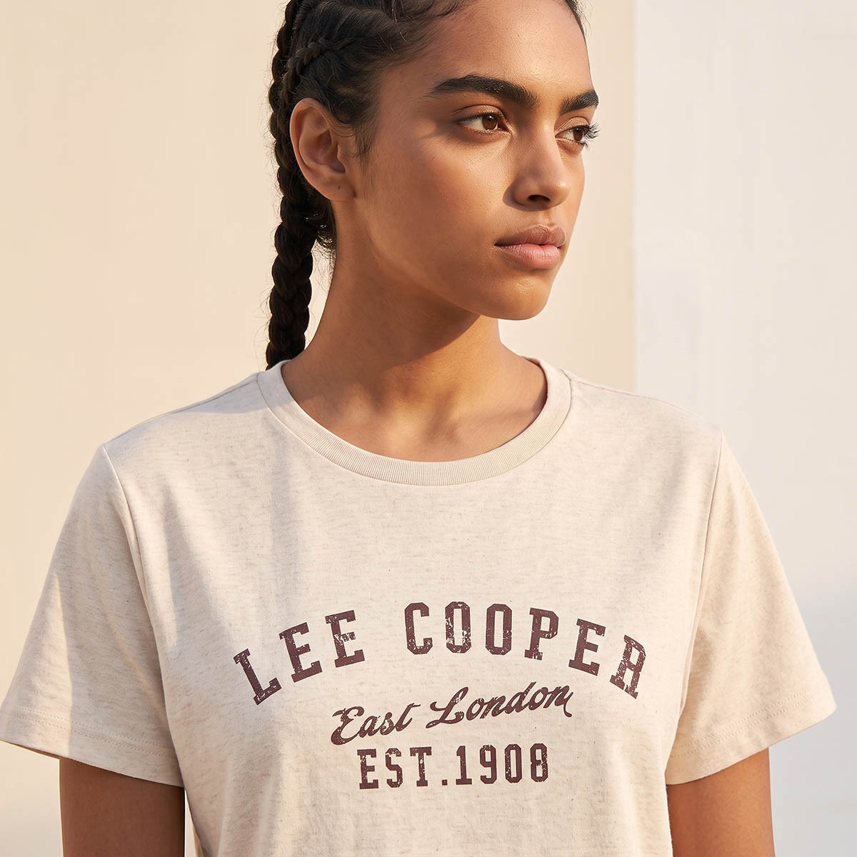 تيشيرت قطن بقصّة مريحة وطبعات من لي كوبر-women-clothing-tshirts-image-2