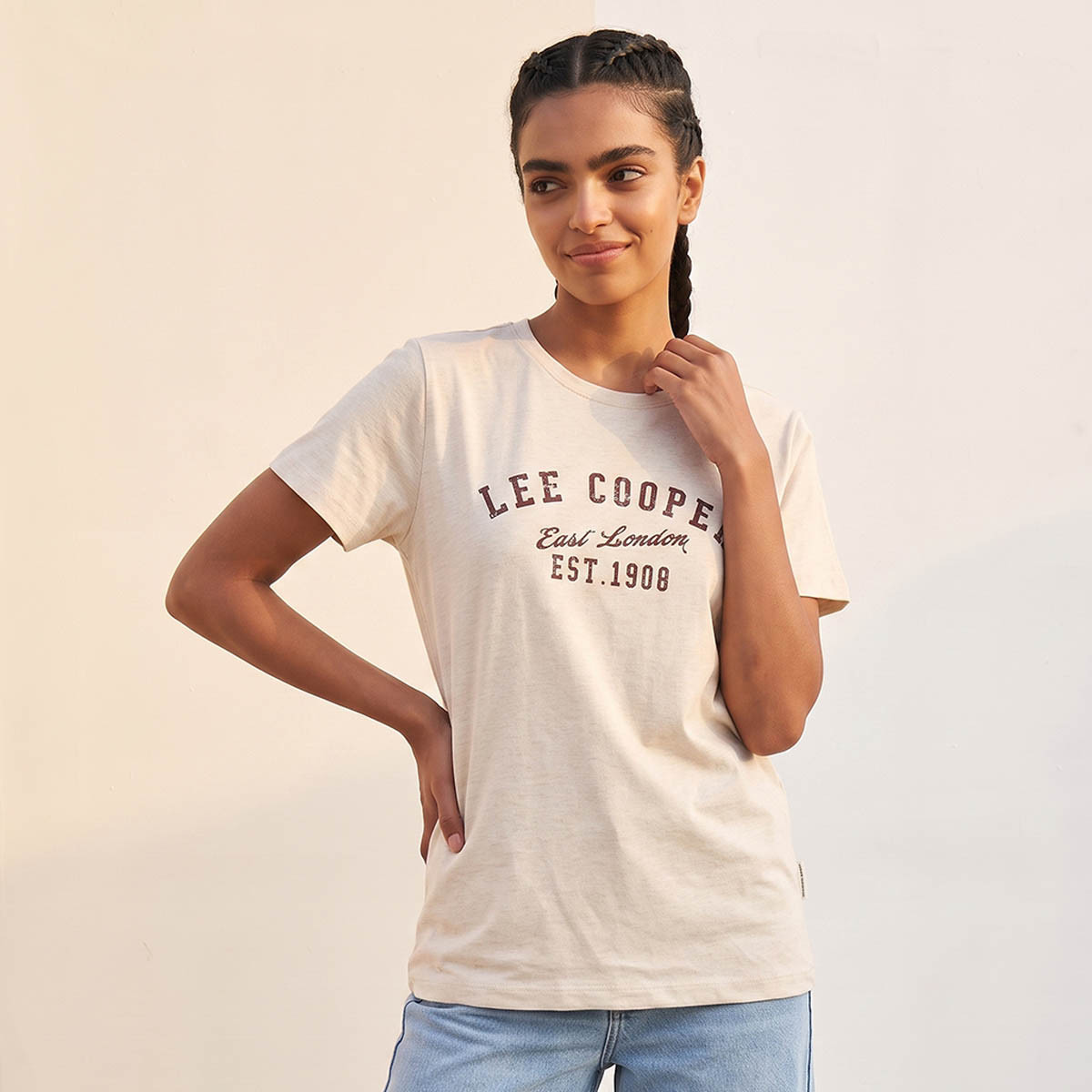 تيشيرت قطن بقصّة مريحة وطبعات من لي كوبر-women-clothing-tshirts-image-6