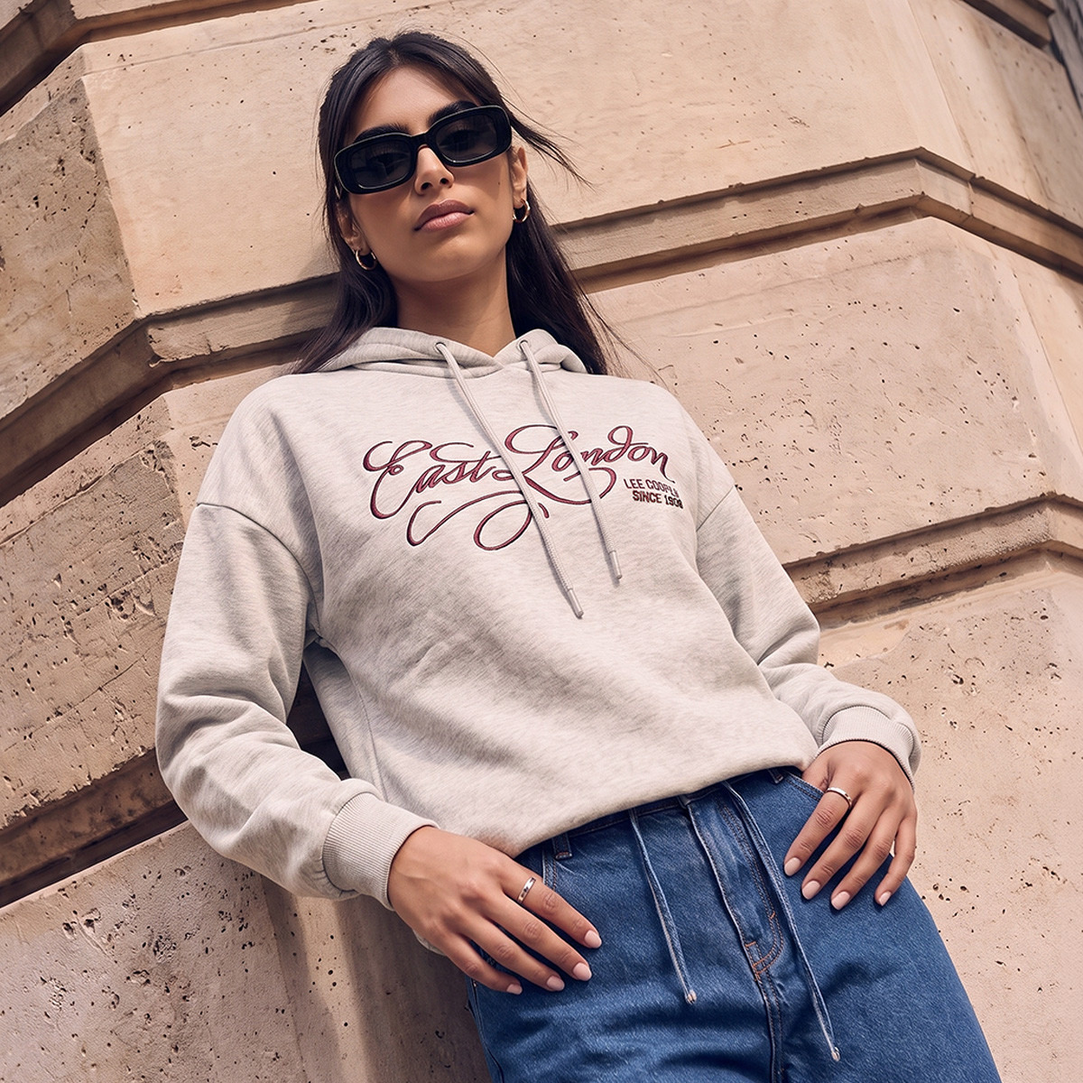 سويت شيرت مطرز بغطاء رأس من لي كوبر-women-clothing-hoodiesandsweatshirts-sweatshirts-image-1