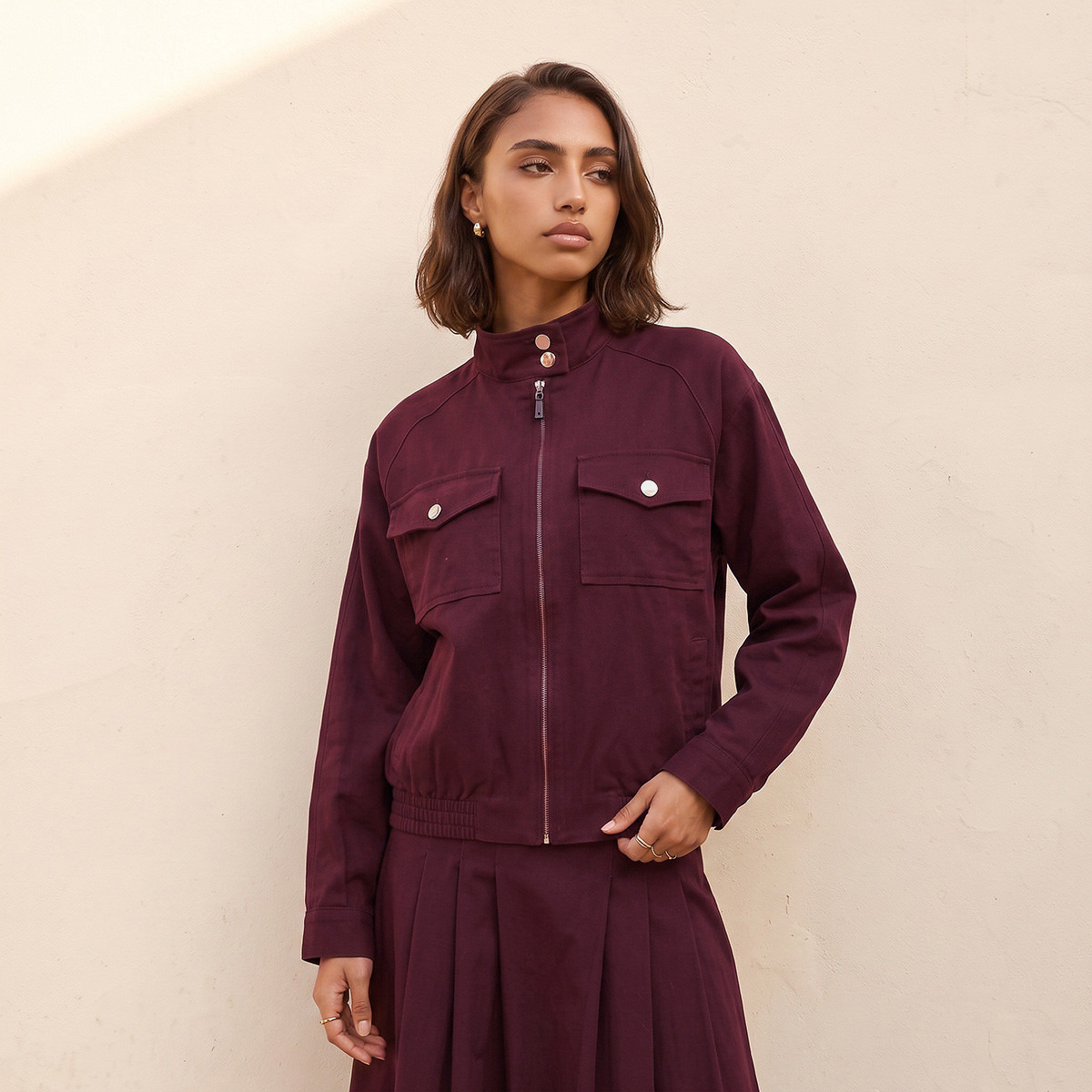 جاكيت بومبر قطن بقصة عادية وجيوب بقلاب من لي كوبر-women-clothing-coatsandjackets-jackets-image-2