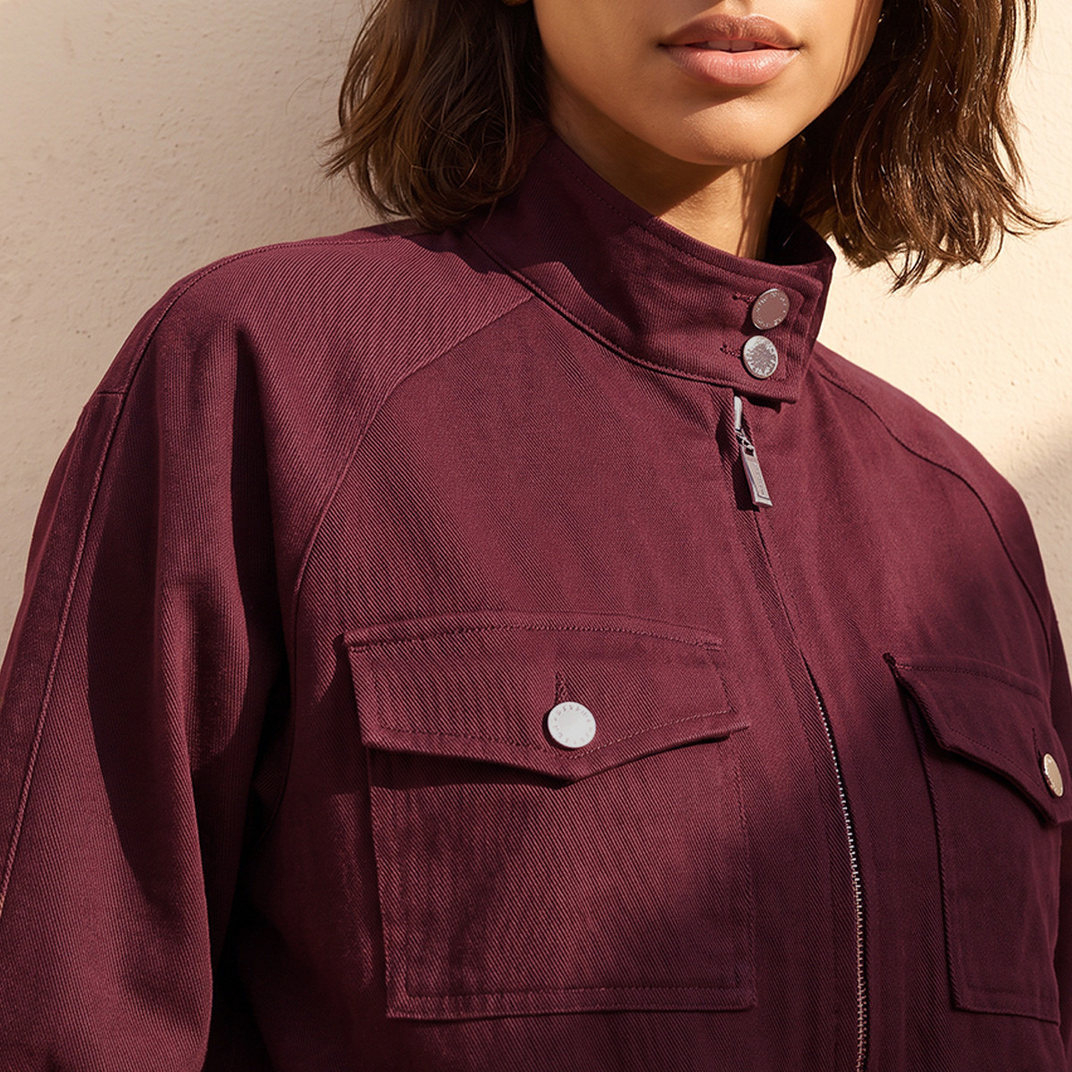 جاكيت بومبر قطن بقصة عادية وجيوب بقلاب من لي كوبر-women-clothing-coatsandjackets-jackets-image-6