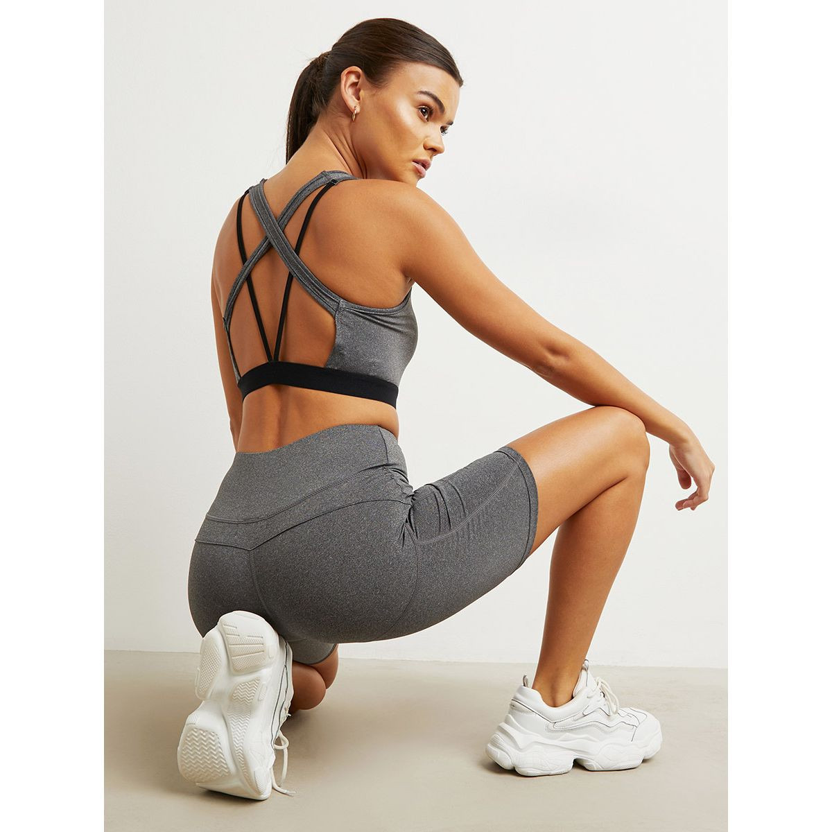 صدرية رياضية بتفاصيل خلفية من ستايلي-women-clothing-sportswearandactivewear-sportsbras-image-1