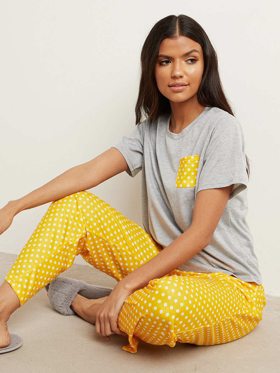 مجموعة من تيشيرت وبنطلون بيجاما من ستايلي-women-clothing-nightwear-pyjamas-bottoms-image-1
