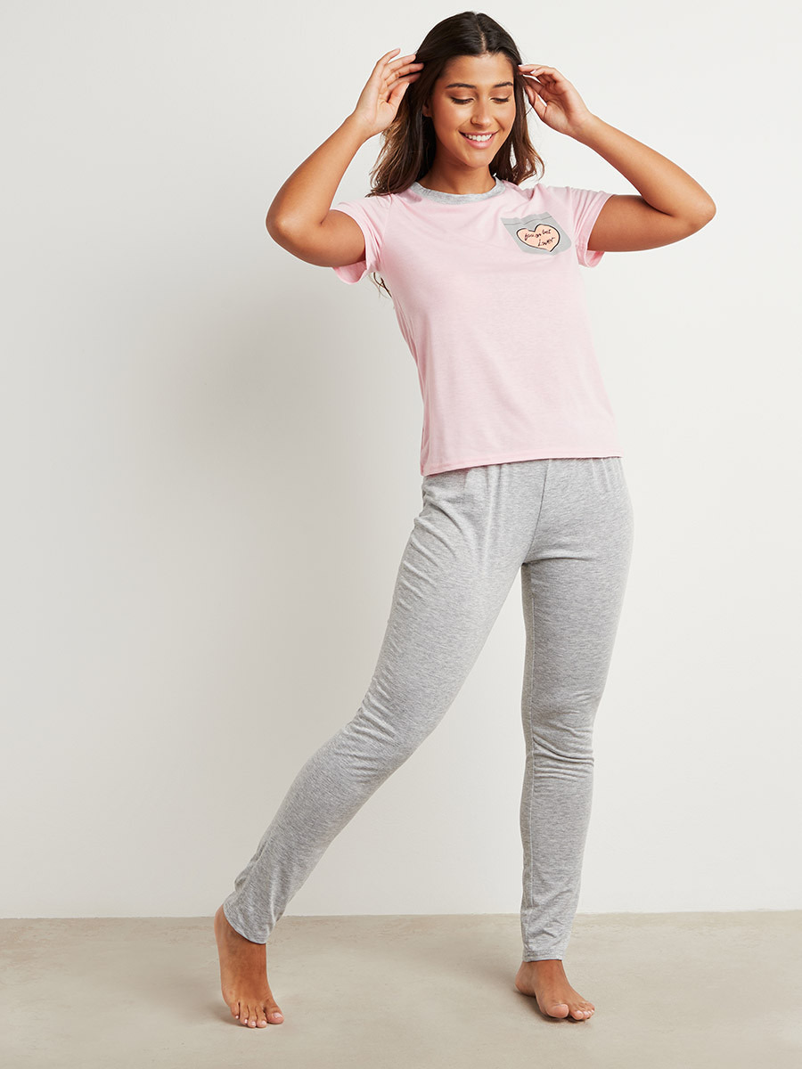 Styli Contrast Pocket Printed T-shirt and Pyjama Set-women-clothing-nightwear-pyjamas-longsets-image-1