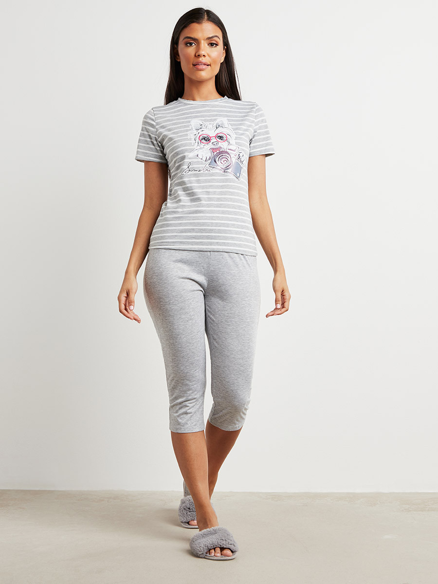 مجموعة من تيشيرت مطبوع وبنطلون كابري من ستايلي-women-clothing-nightwear-pyjamas-longsets-image-2