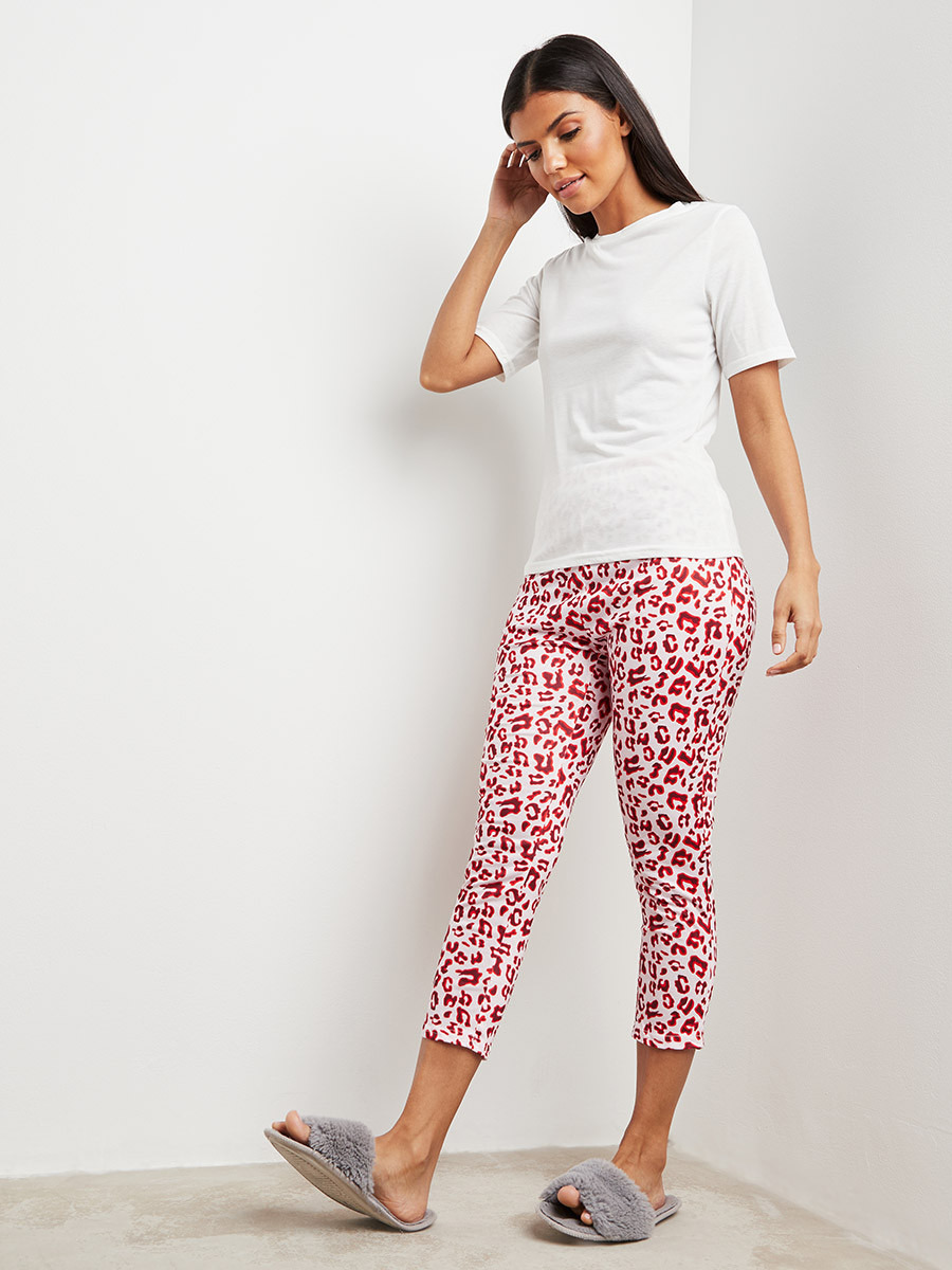 مجموعة من تيشيرت وبنطلون كابري من ستايلي-women-clothing-nightwear-pyjamas-bottoms-image-1