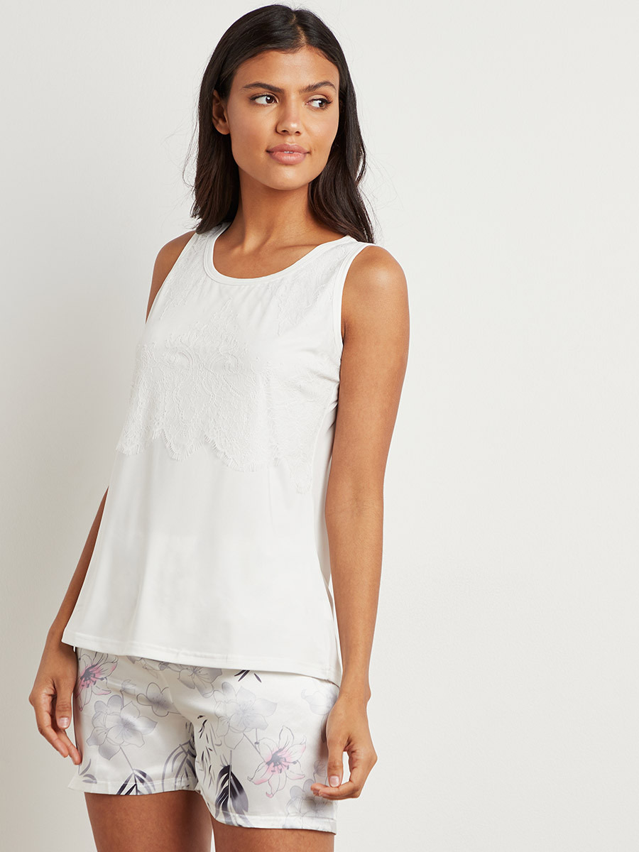 مجموعة من بلوزة بتفاصيل دانتيل وشورت من ستايلي-women-clothing-nightwear-pyjamas-longsets-image-1
