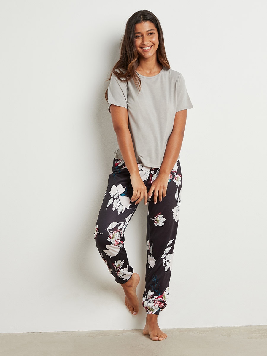 مجموعة من تيشيرت وبنطلون بيجاما مطبوع من ستايلي-women-clothing-nightwear-pyjamas-bottoms-image-1