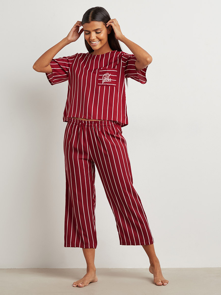 مجموعة من تيشيرت مطرز وبنطلون كابري من ستايلي-women-clothing-nightwear-pyjamas-bottoms-image-1
