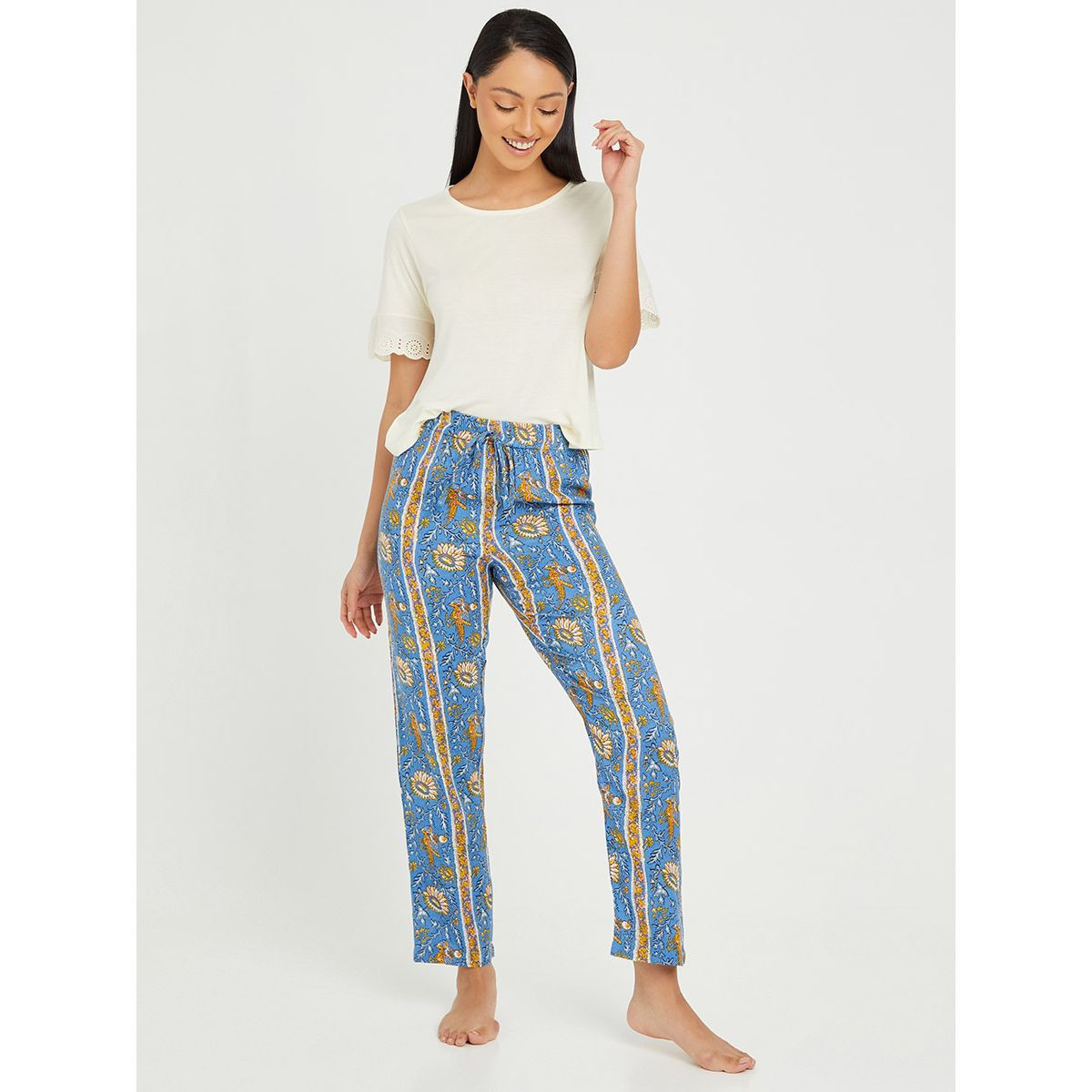 طقم بيجاما من ( تيشيرت بتداخل دانتيل + بنطال ) من ستايلي-women-clothing-nightwear-pyjamas-longsets-image-1
