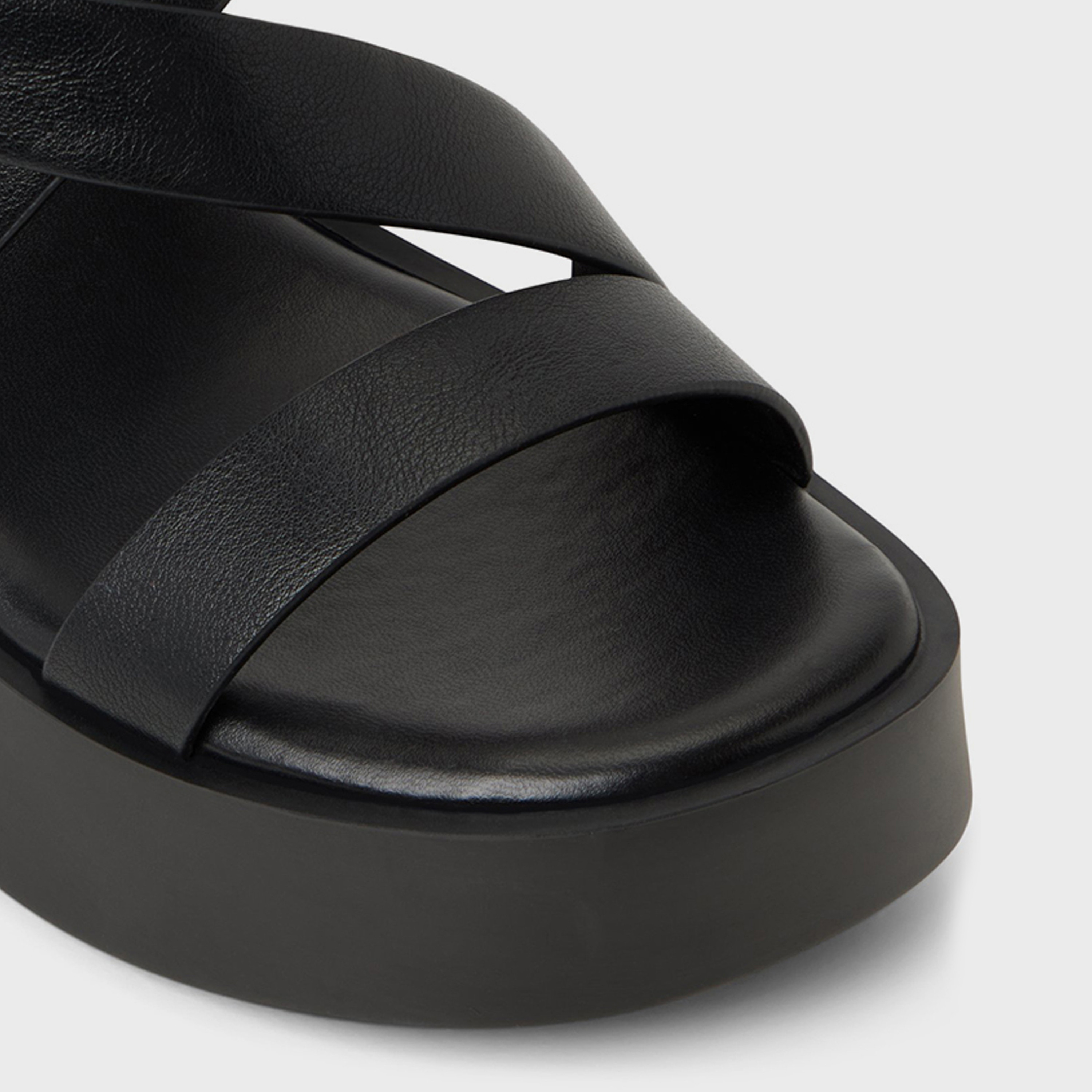 كول ات سبرينغ - صندل للنساء بكعب إسفيني مع إبزيم | 30TEIGAN-women-shoes-sandals-heeled-image-2