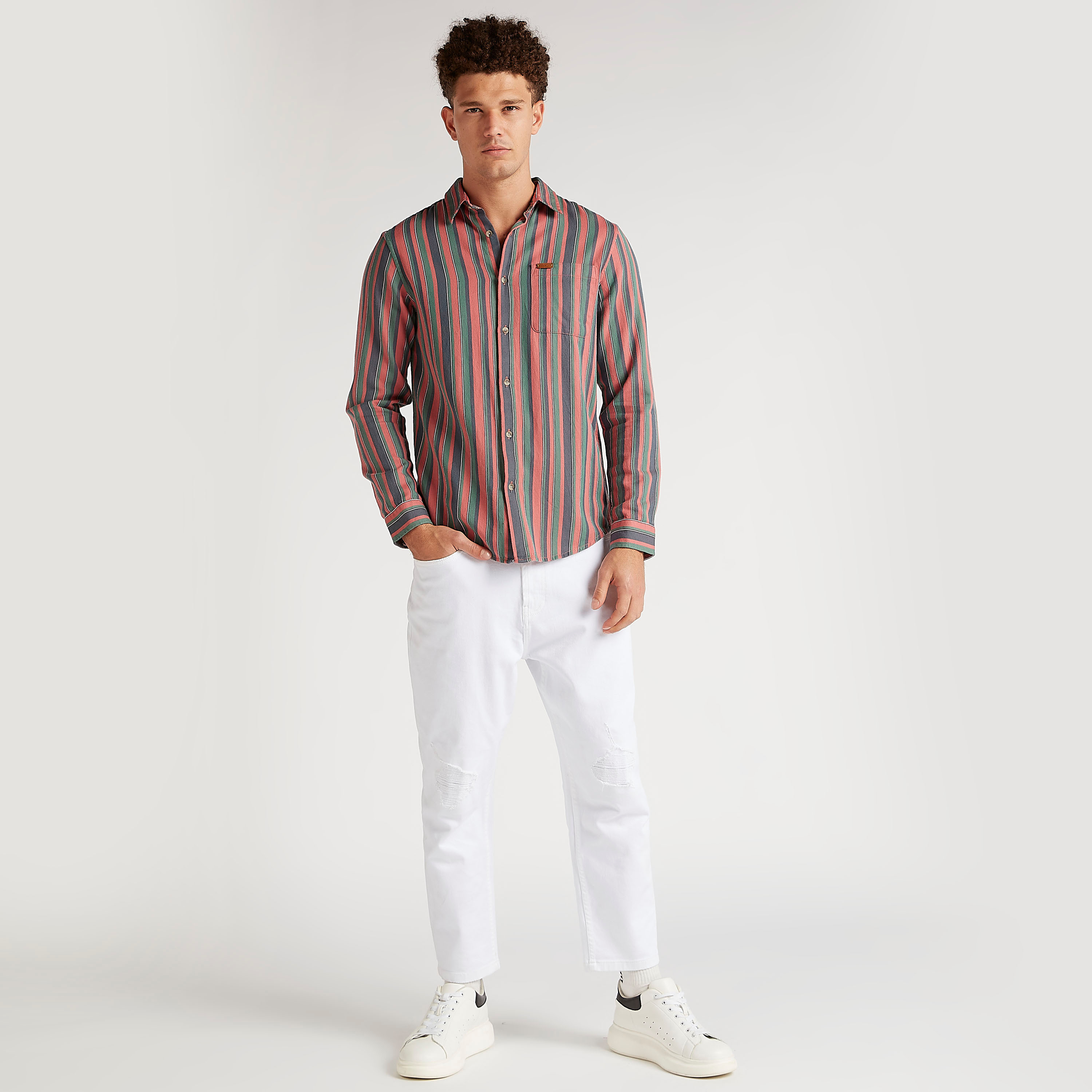 قميص كاروهات مقلّم بقصّة سليم وأكمام طويلة وجيب على الصّدر-men-clothing-shirts-image-2