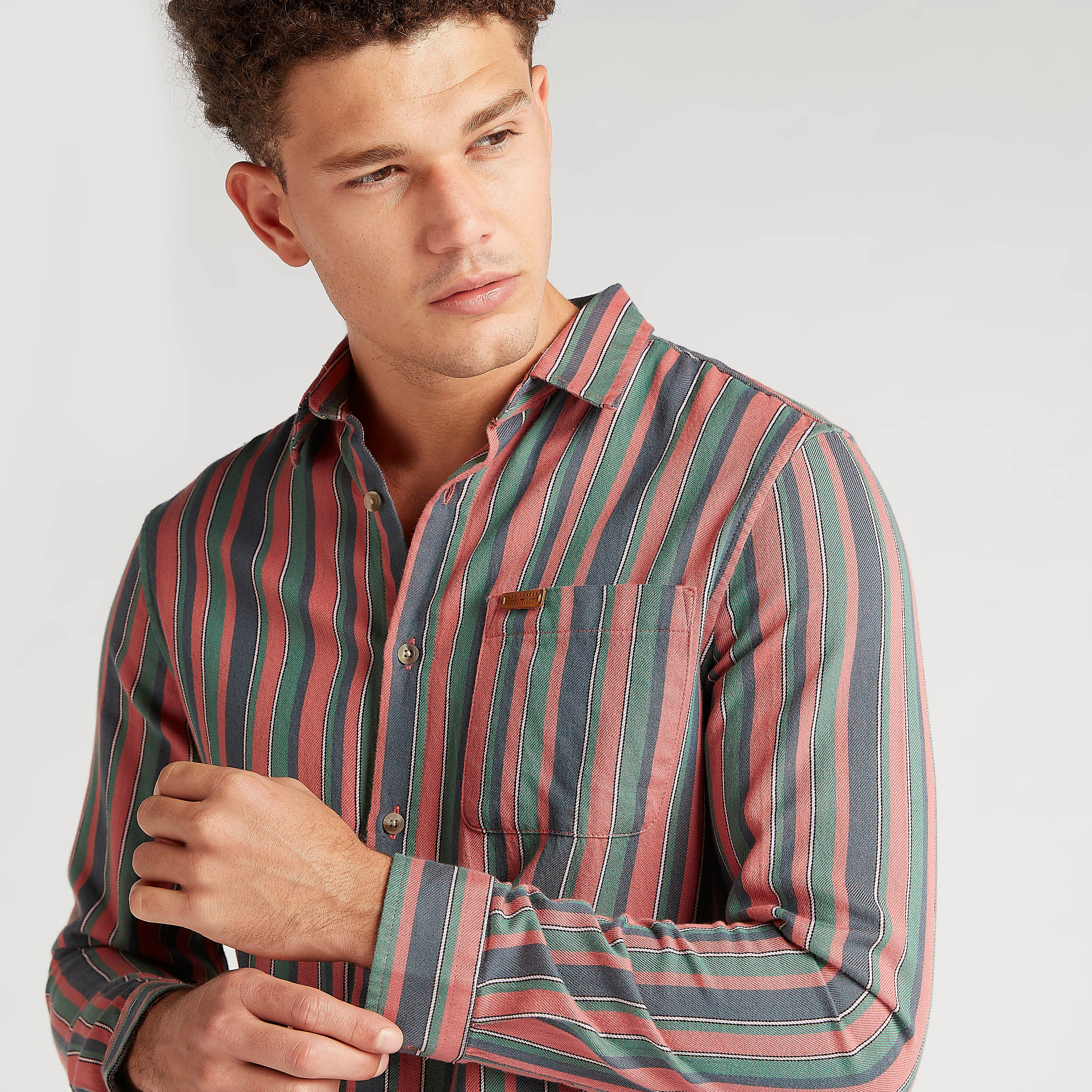 قميص كاروهات مقلّم بقصّة سليم وأكمام طويلة وجيب على الصّدر-men-clothing-shirts-image-3