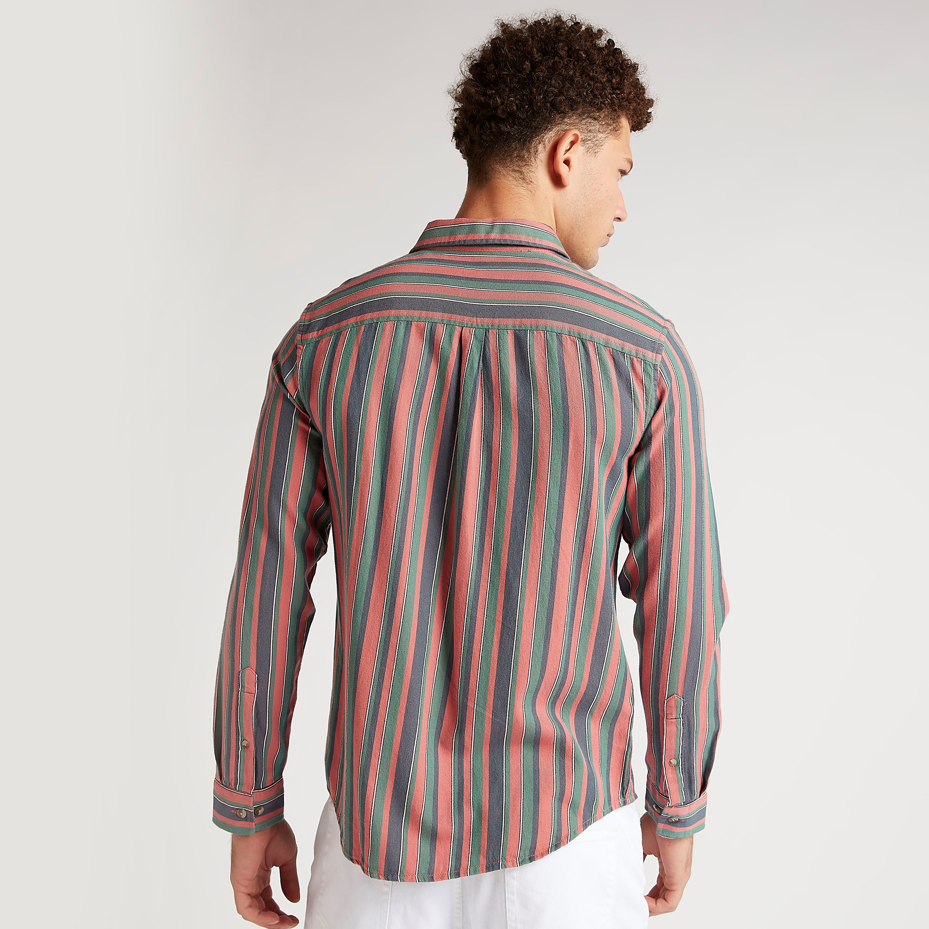 قميص كاروهات مقلّم بقصّة سليم وأكمام طويلة وجيب على الصّدر-men-clothing-shirts-image-4