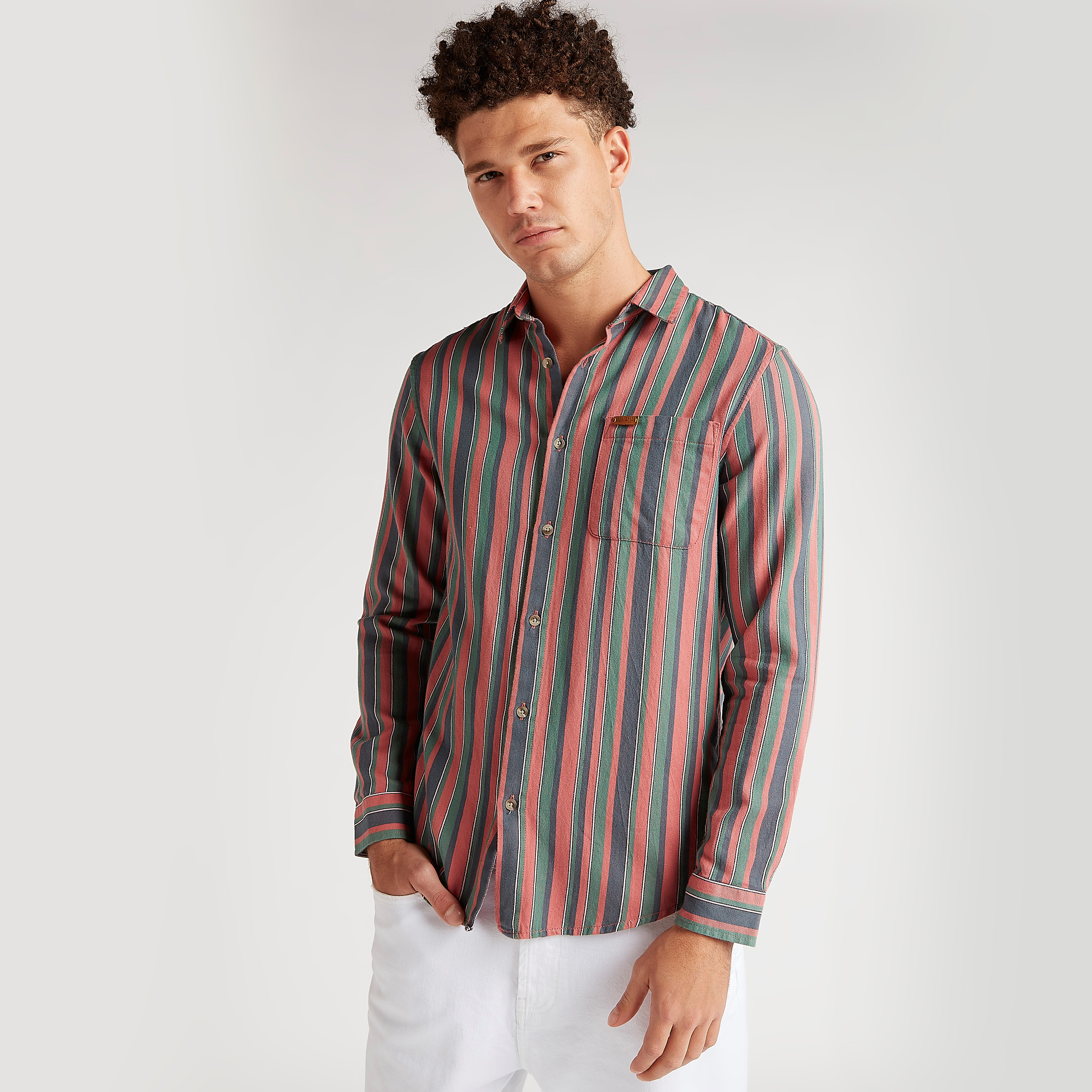قميص كاروهات مقلّم بقصّة سليم وأكمام طويلة وجيب على الصّدر-men-clothing-shirts-image-5