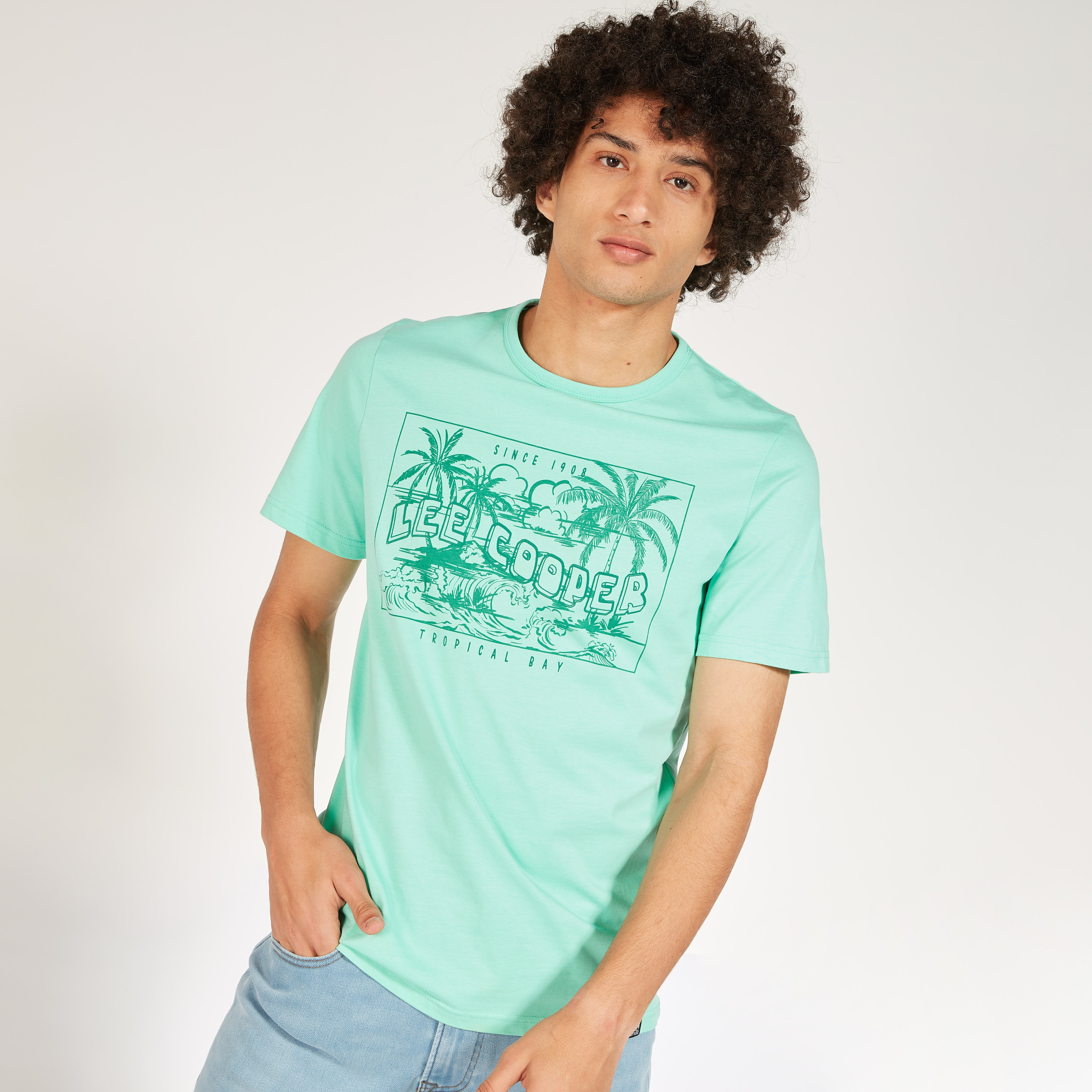 تيشيرت بياقة ضيّقة وأكمام قصيرة وطبعات من لي كوبر-men-clothing-tshirtsandpolos-tshirts-image-1