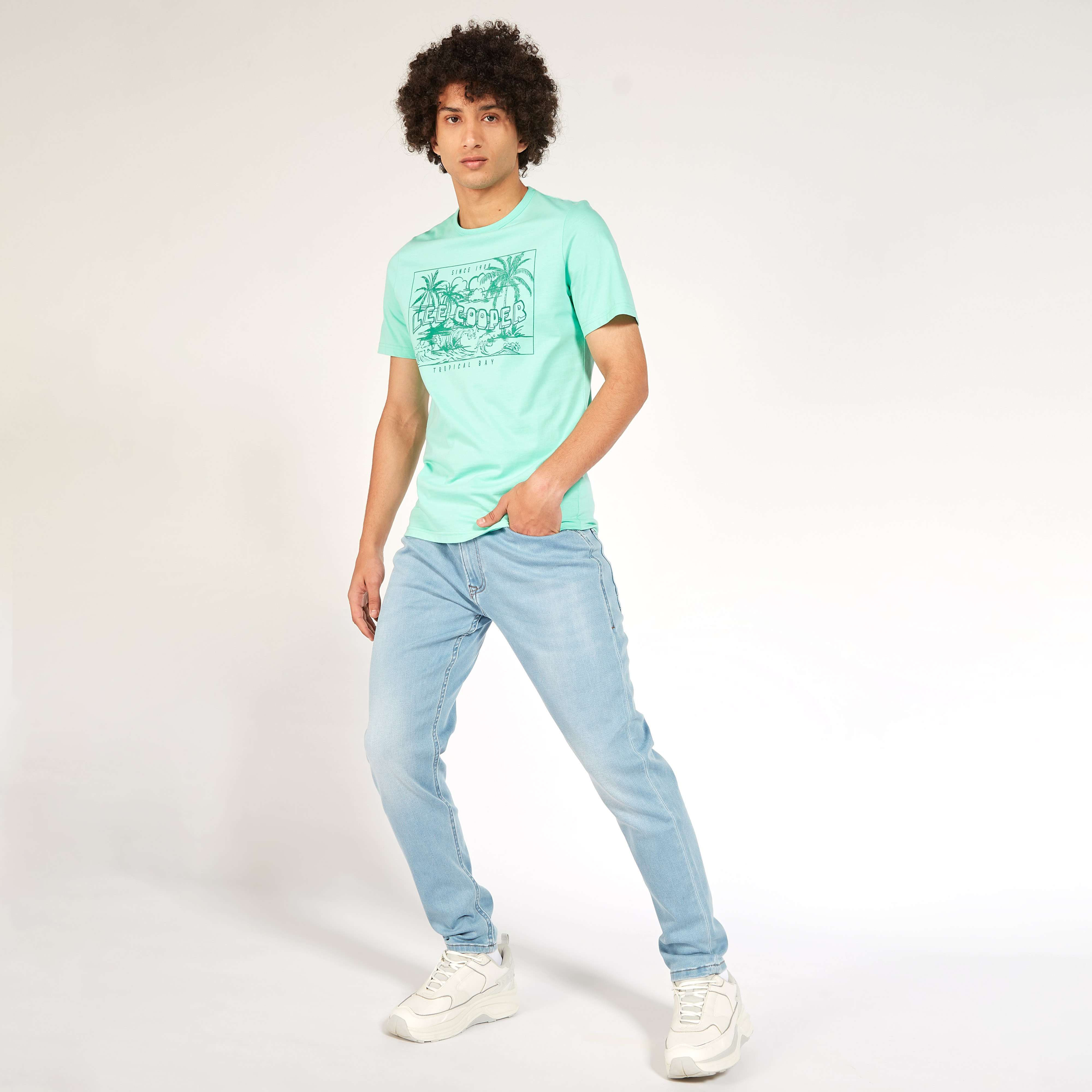 تيشيرت بياقة ضيّقة وأكمام قصيرة وطبعات من لي كوبر-men-clothing-tshirtsandpolos-tshirts-image-2