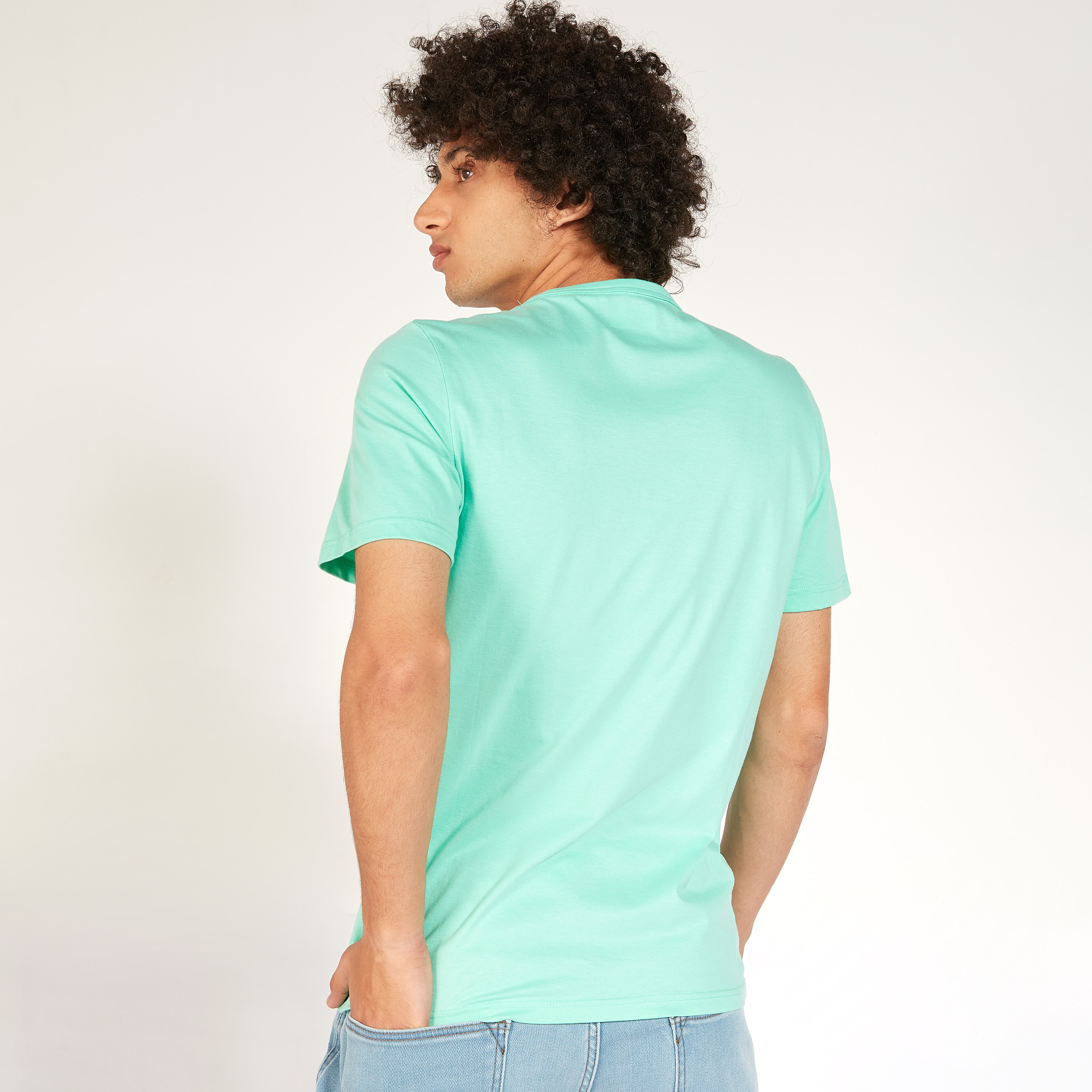 تيشيرت بياقة ضيّقة وأكمام قصيرة وطبعات من لي كوبر-men-clothing-tshirtsandpolos-tshirts-image-4