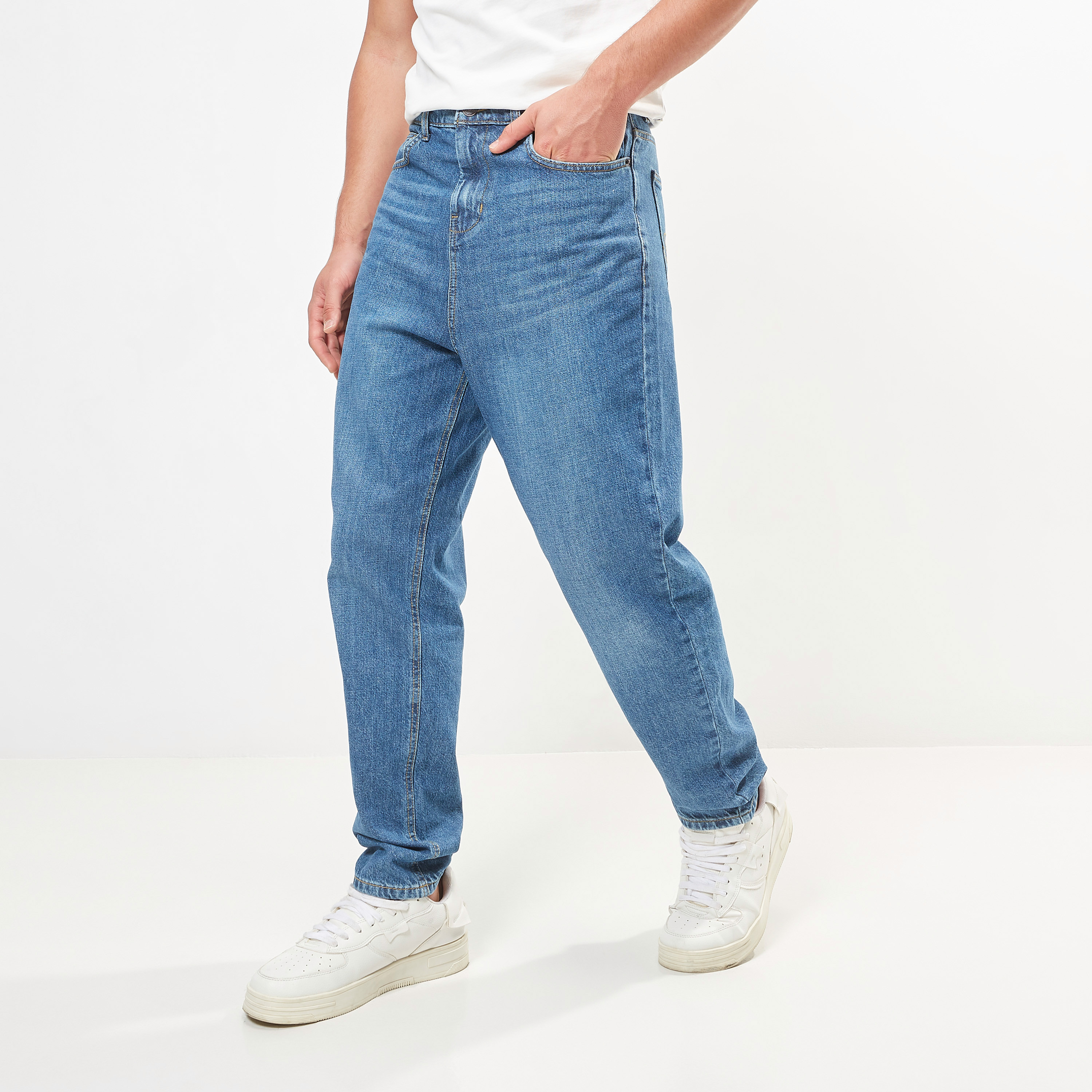 بنطلون جينز سادة بزر إغلاق وجيوب من لي كوبر-men-clothing-jeans-image-1