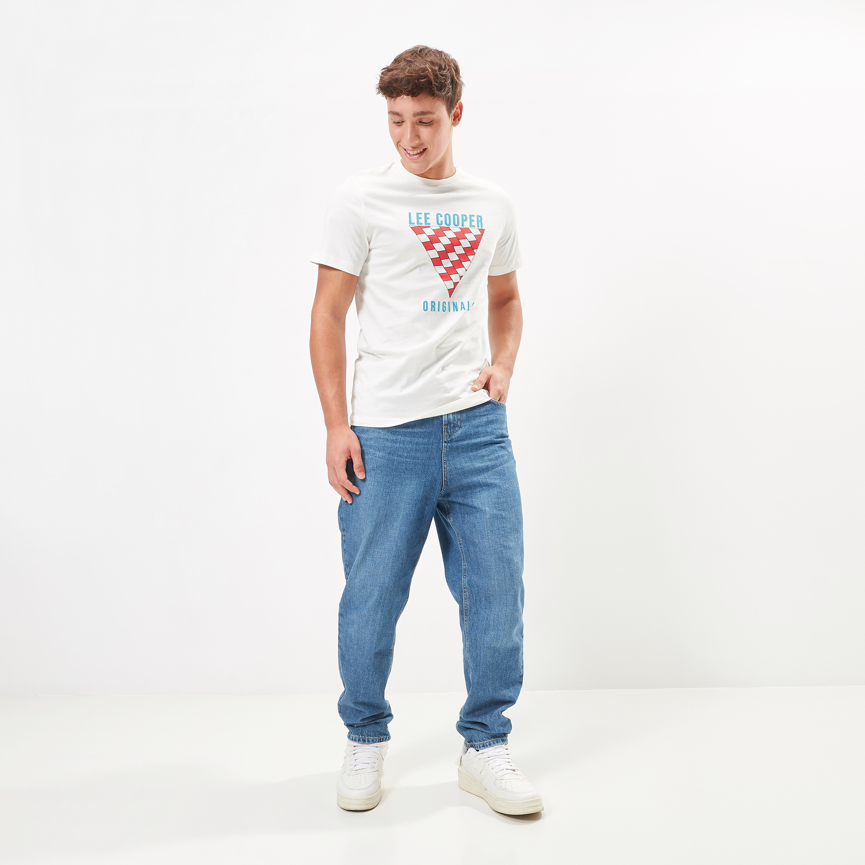 بنطلون جينز سادة بزر إغلاق وجيوب من لي كوبر-men-clothing-jeans-image-2