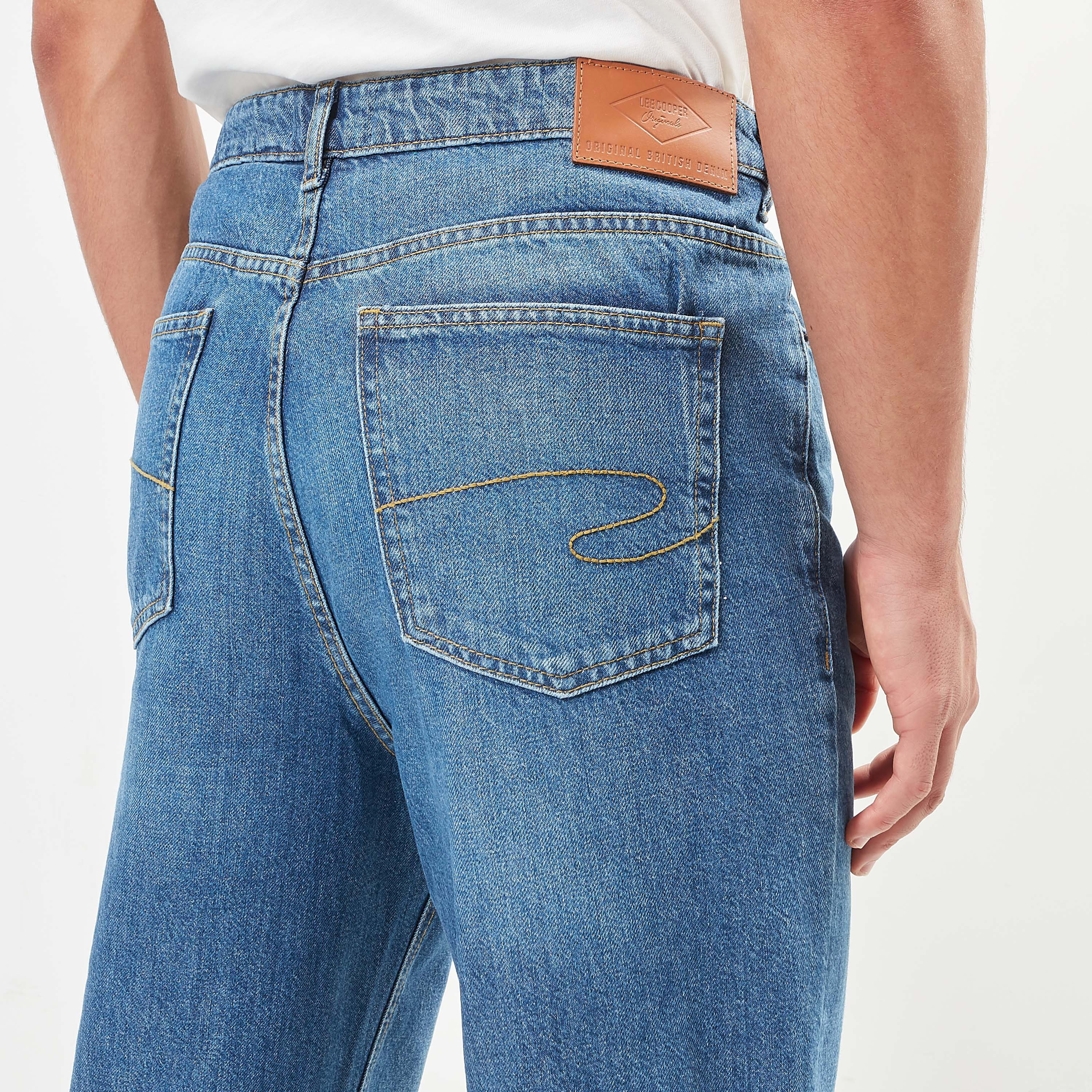 بنطلون جينز سادة بزر إغلاق وجيوب من لي كوبر-men-clothing-jeans-image-6