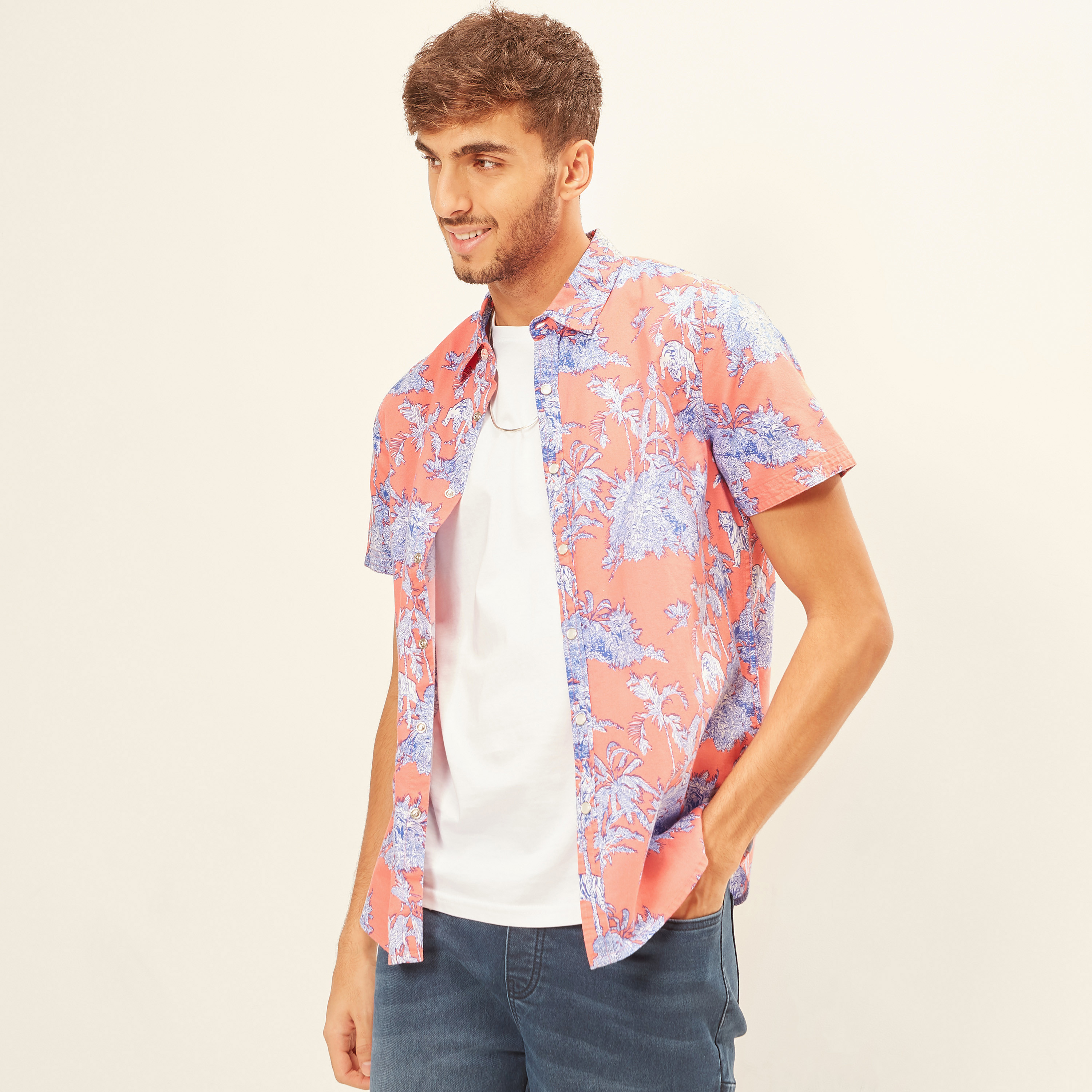 قميص بطبعات أزهار وأكمام قصيرة من لي كوبر-men-clothing-shirts-image-1
