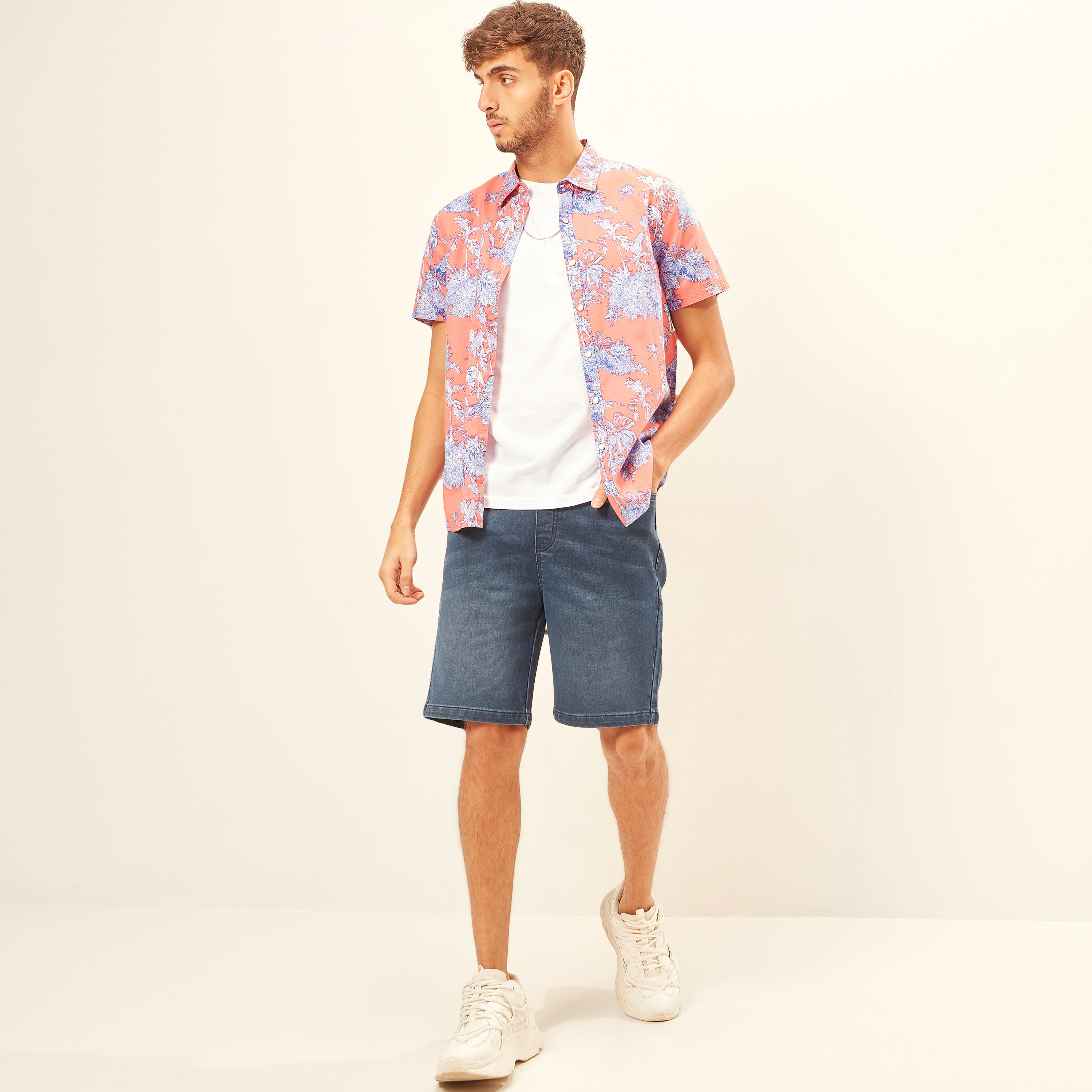 قميص بطبعات أزهار وأكمام قصيرة من لي كوبر-men-clothing-shirts-image-2