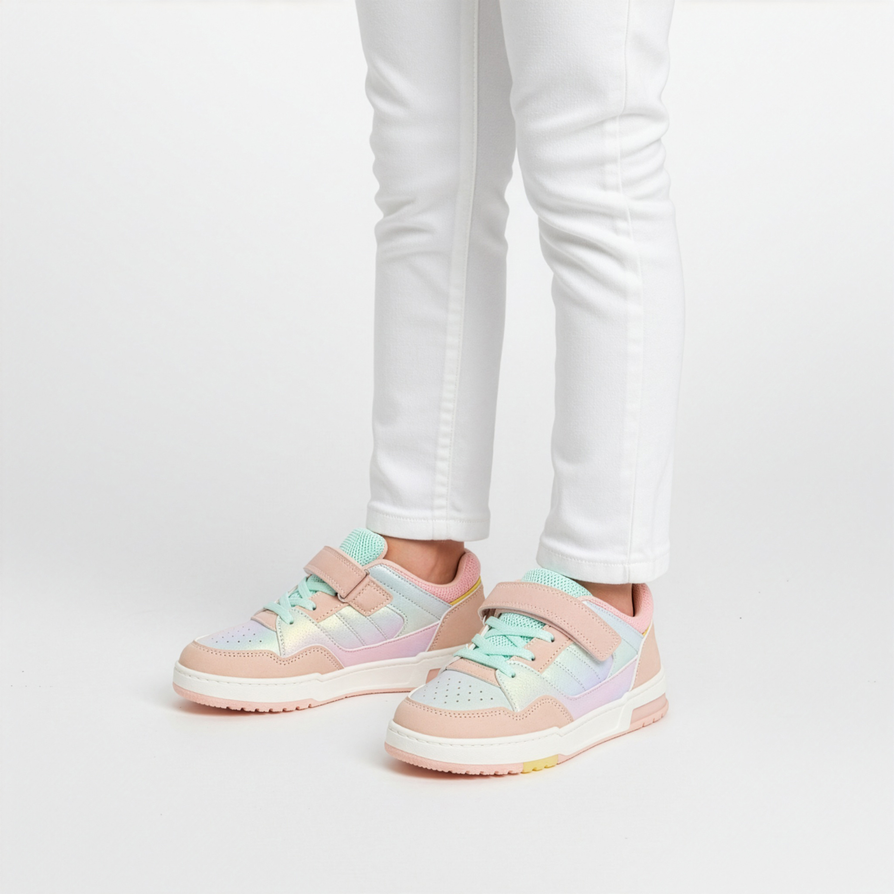 حذاء سنيكرز بشريط إغلاق لاصق للبنات من فلورا بيلا-girls-shoes-sneakers-image-2
