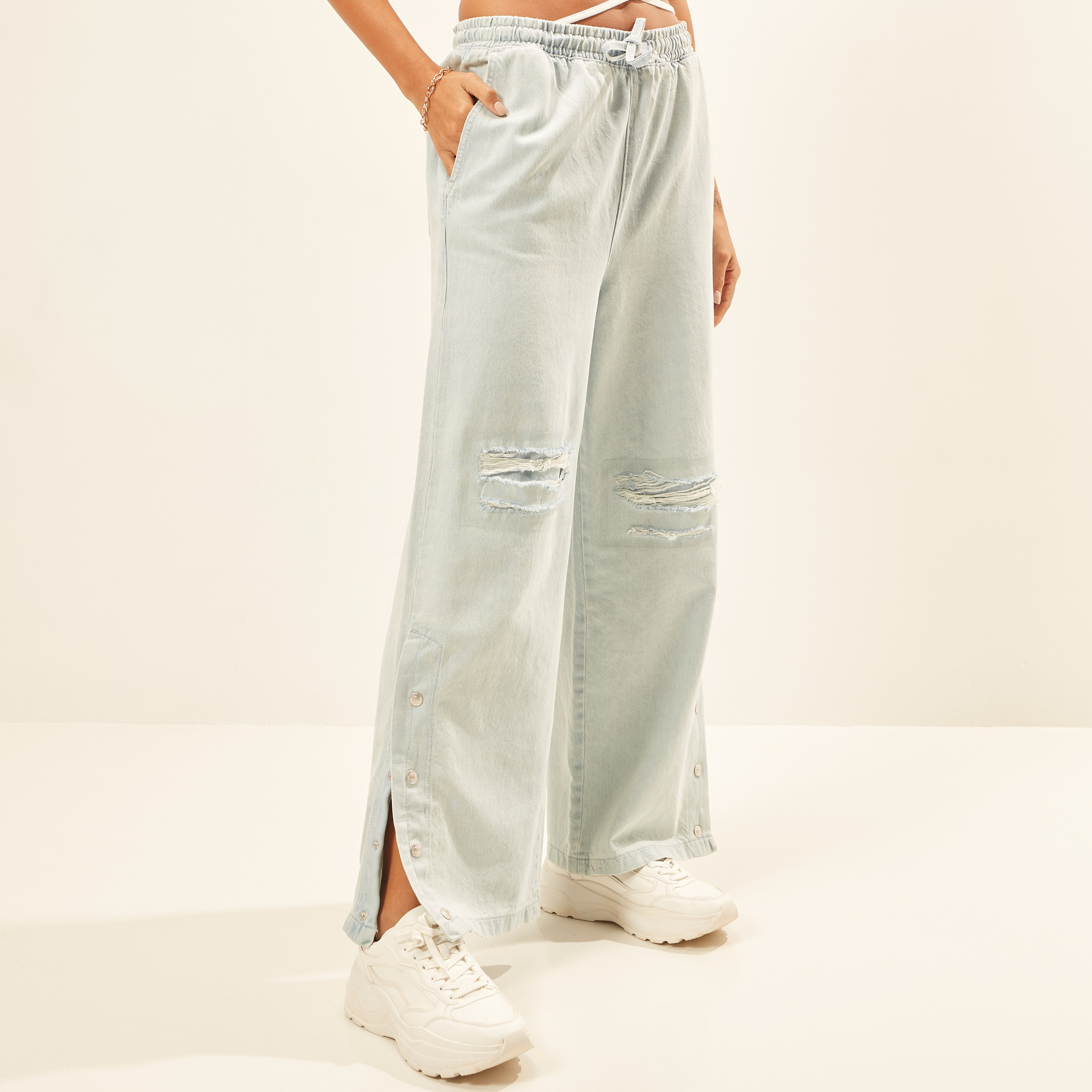 بنطلون جينز ممزق سادة برباط إغلاق وخصر متوسط الارتفاع-women-clothing-bottoms-jeans-image-1