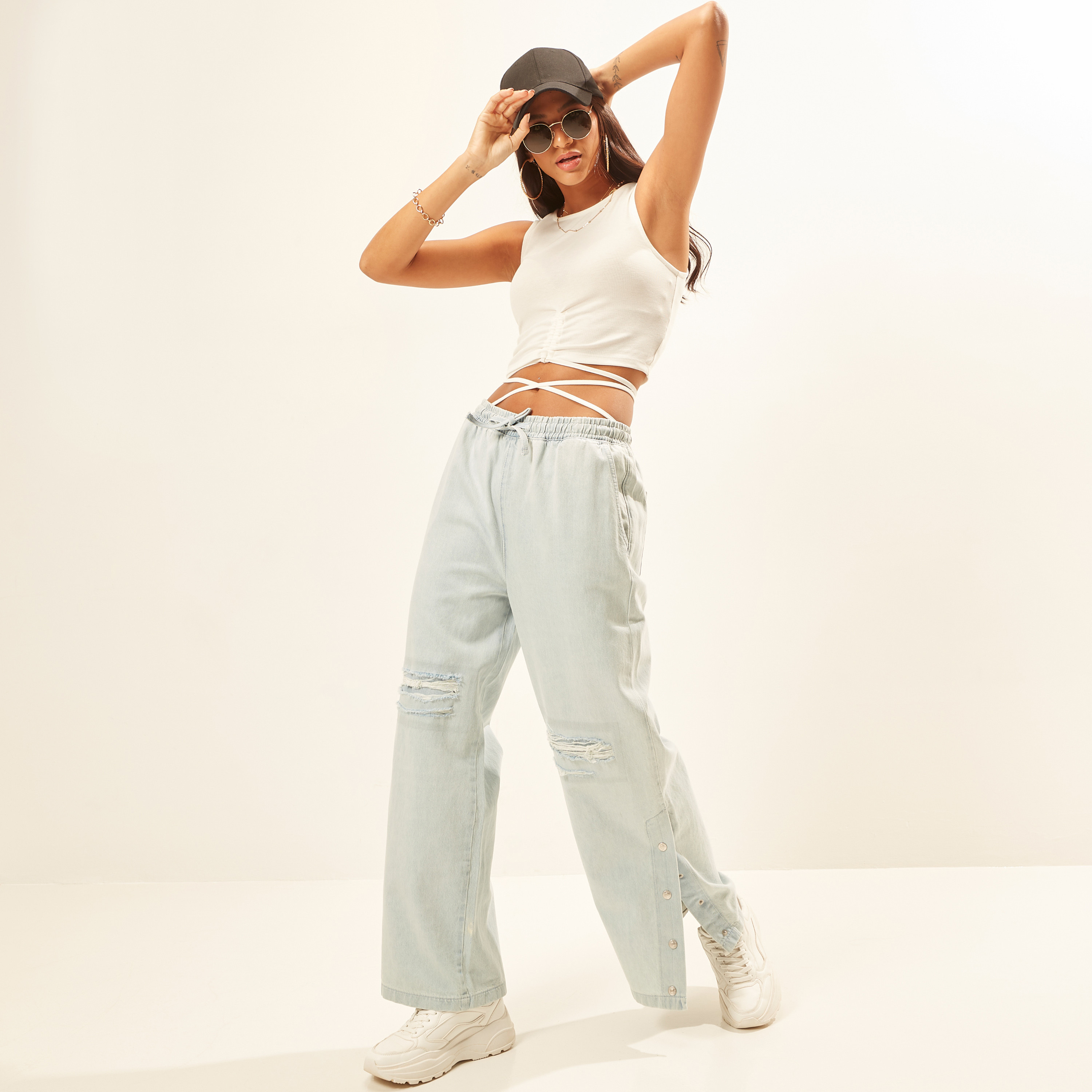 بنطلون جينز ممزق سادة برباط إغلاق وخصر متوسط الارتفاع-women-clothing-bottoms-jeans-image-2