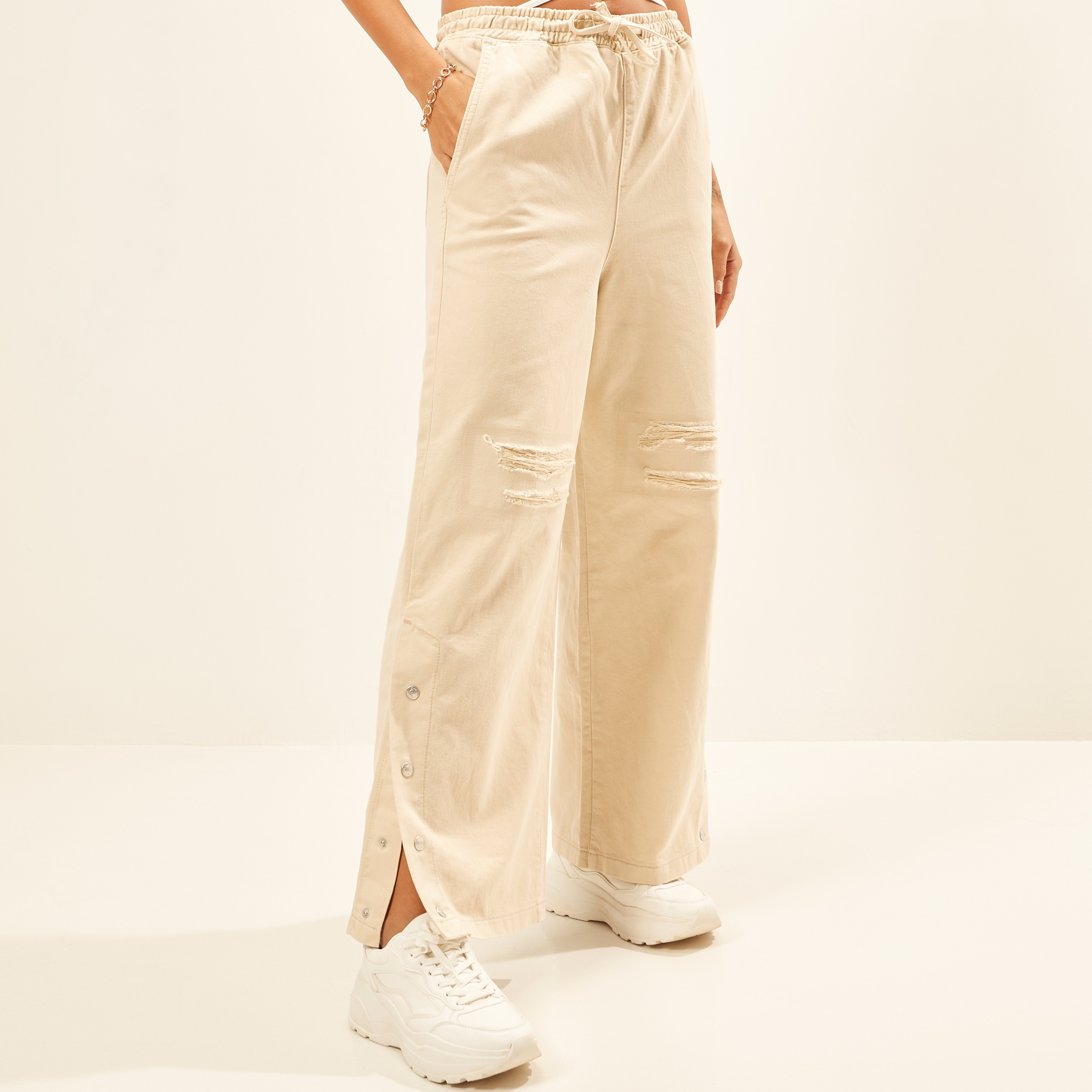 بنطلون جينز ممزق سادة برباط إغلاق وخصر متوسط الارتفاع-women-clothing-bottoms-jeans-image-7