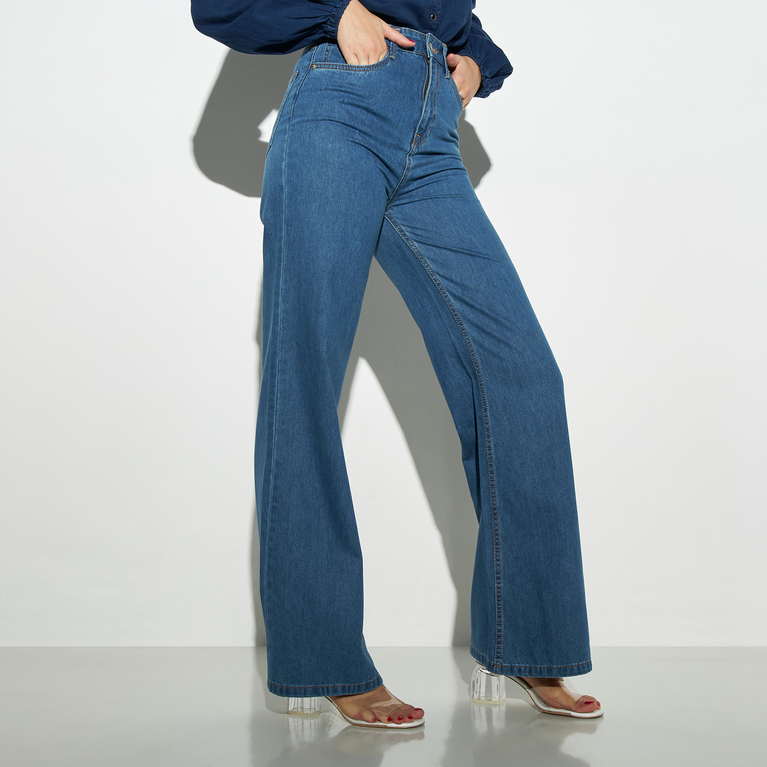 بنطلون جينز واسع الساقين بجيوب-women-clothing-bottoms-jeans-image-1