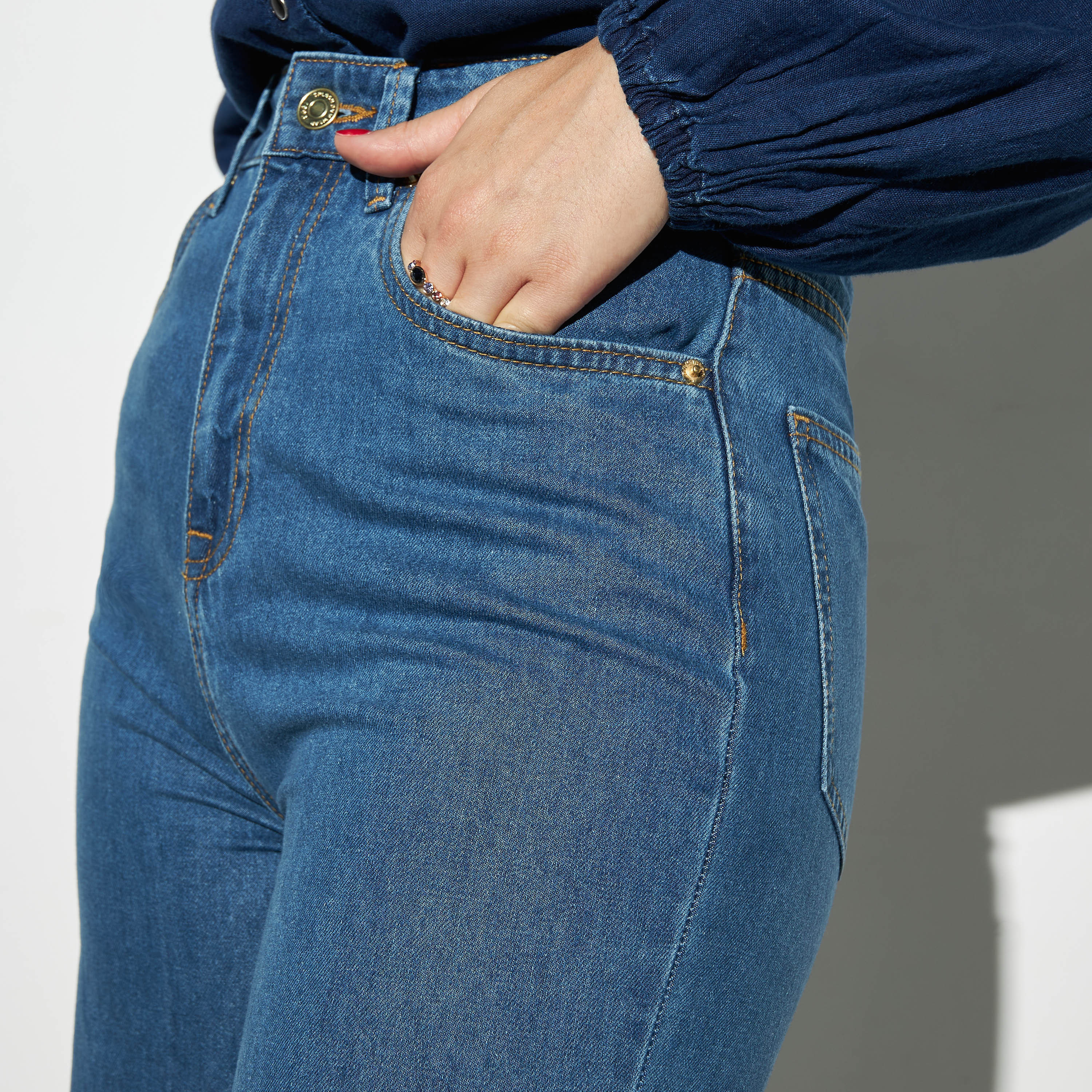 بنطلون جينز واسع الساقين بجيوب-women-clothing-bottoms-jeans-image-4