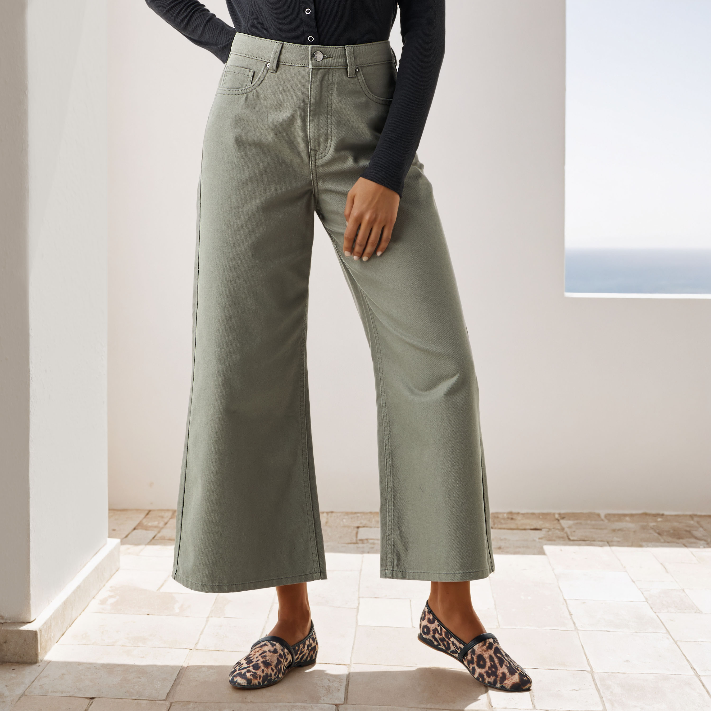 بنطلون جينز قصير بساق واسعة وجيوب-women-clothing-bottoms-jeans-image-1