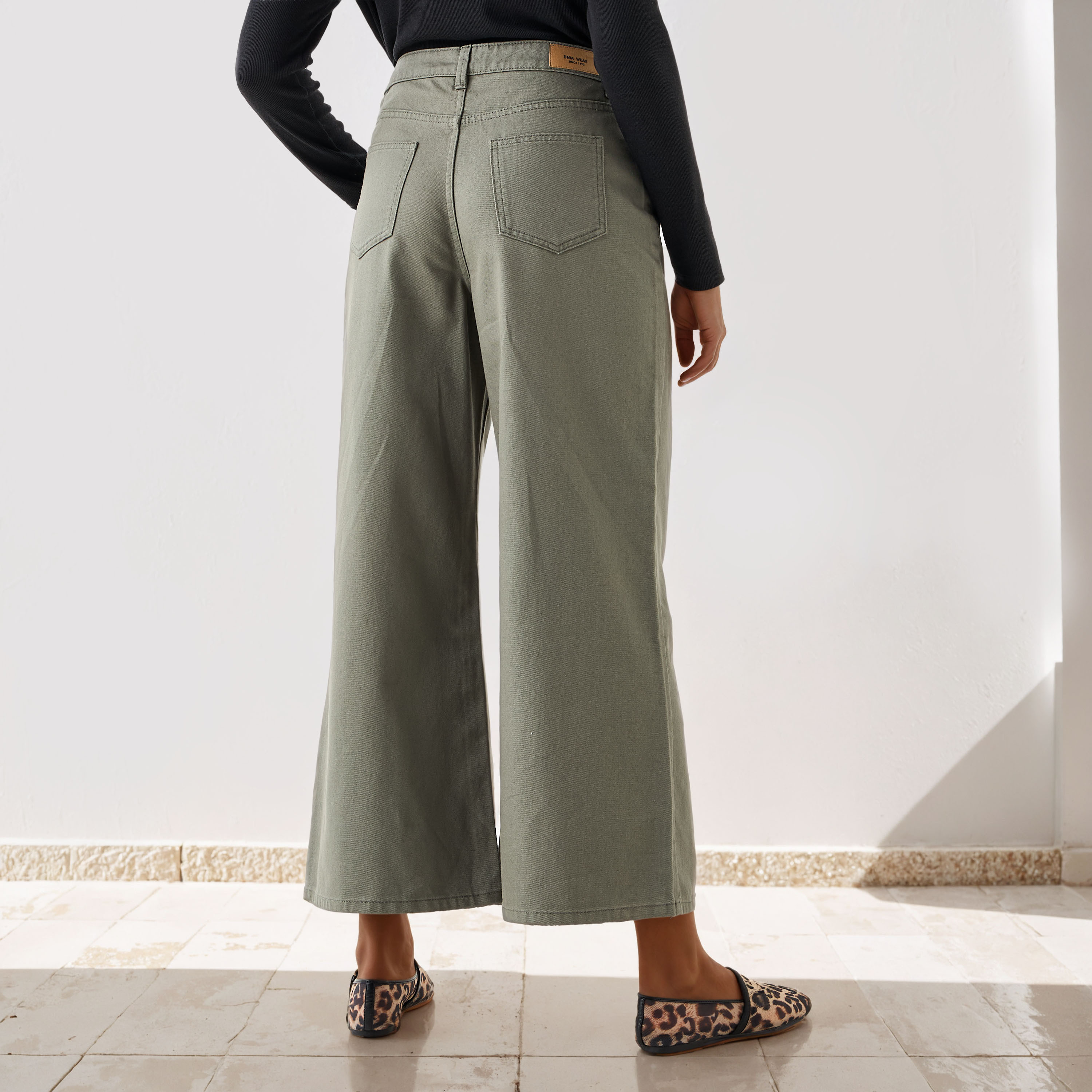 بنطلون جينز قصير بساق واسعة وجيوب-women-clothing-bottoms-jeans-image-3
