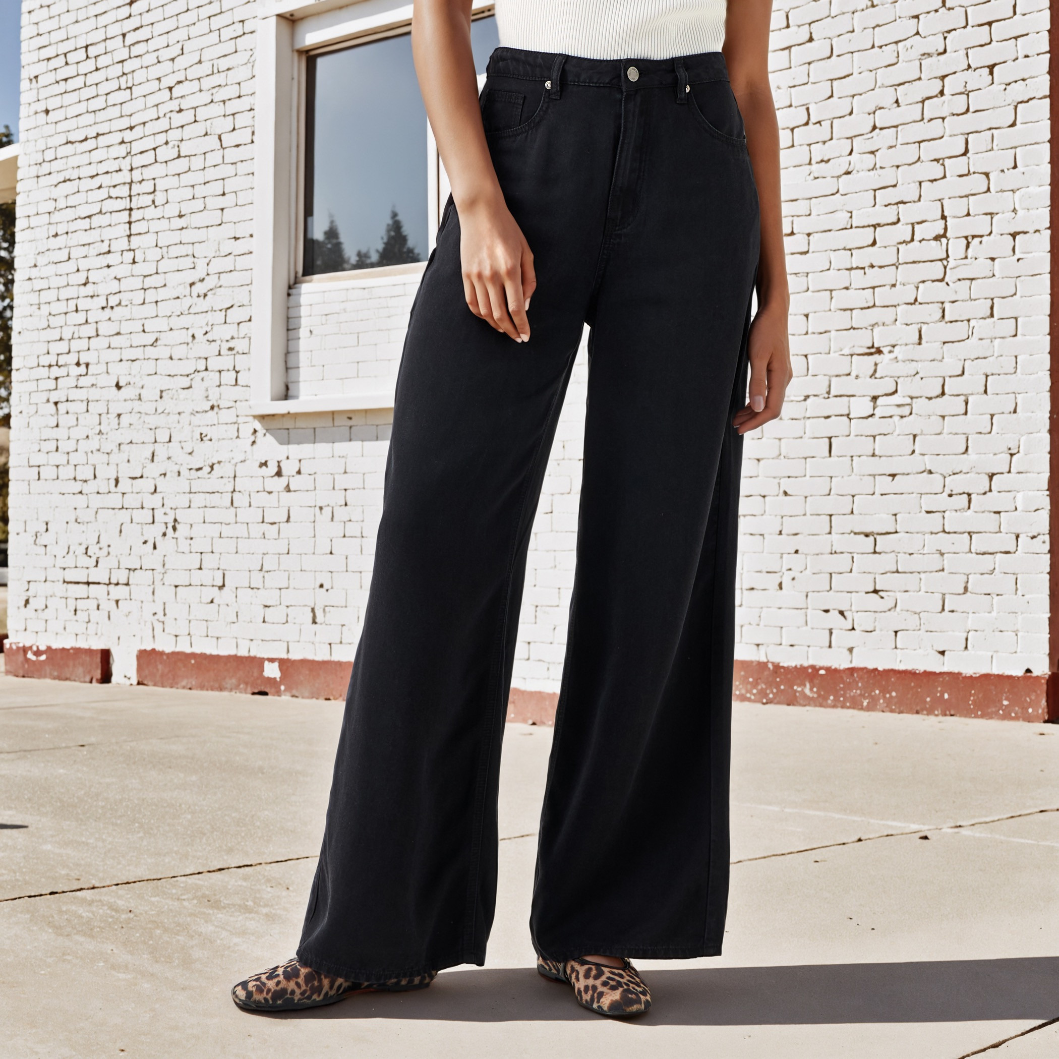 بنطلون جينز واسع الساقين بجيوب-women-clothing-bottoms-jeans-image-1