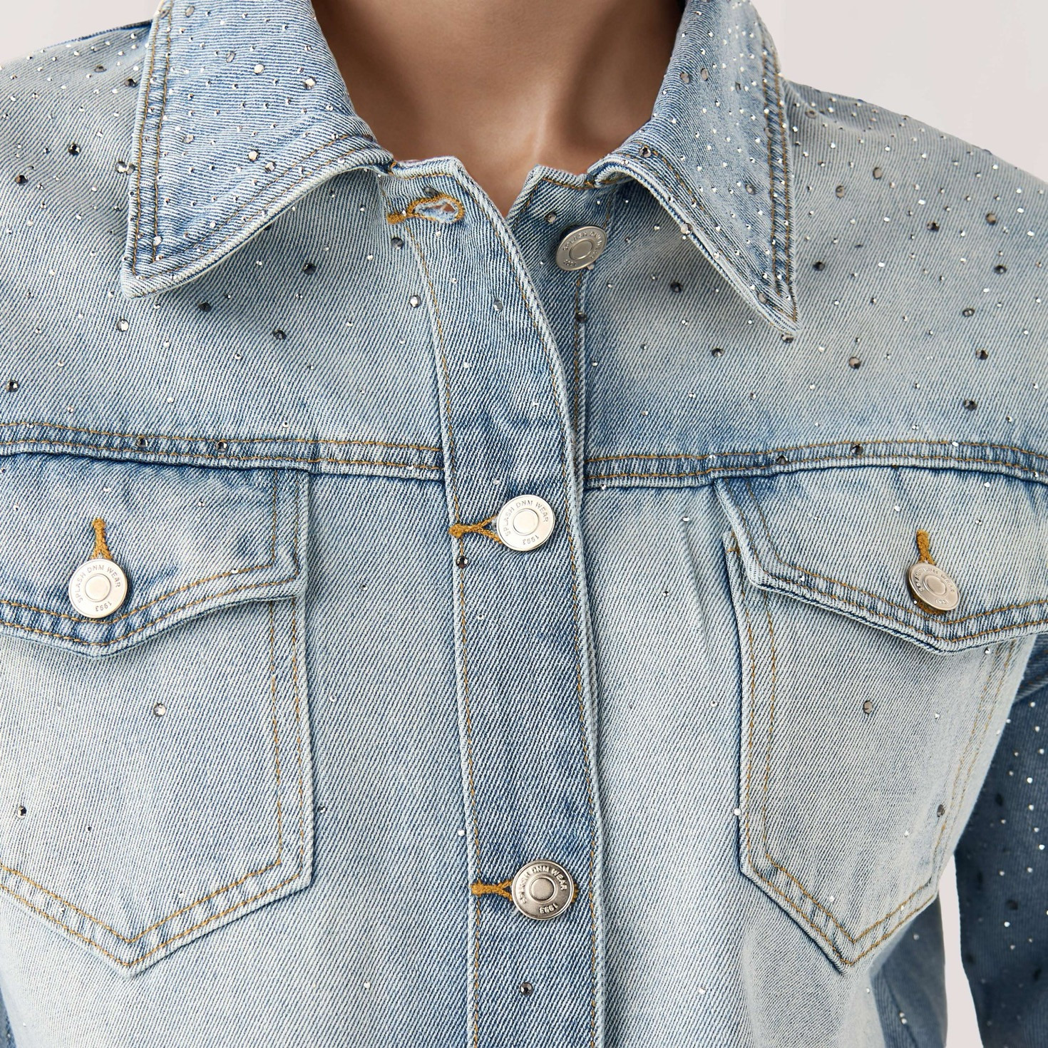 قميص دينم قطن بقصة عادية وتفاصيل زينة-women-clothing-shirtsandblouses-shirts-image-6