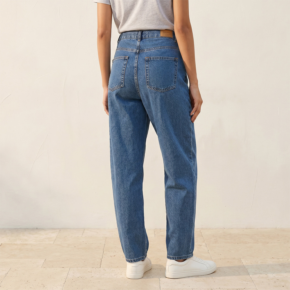 بنطلون جينز قطن بقصّة برميل وزر إغلاق وخياطة ملتوية من سبلاش دينم-women-clothing-bottoms-jeans-image-4