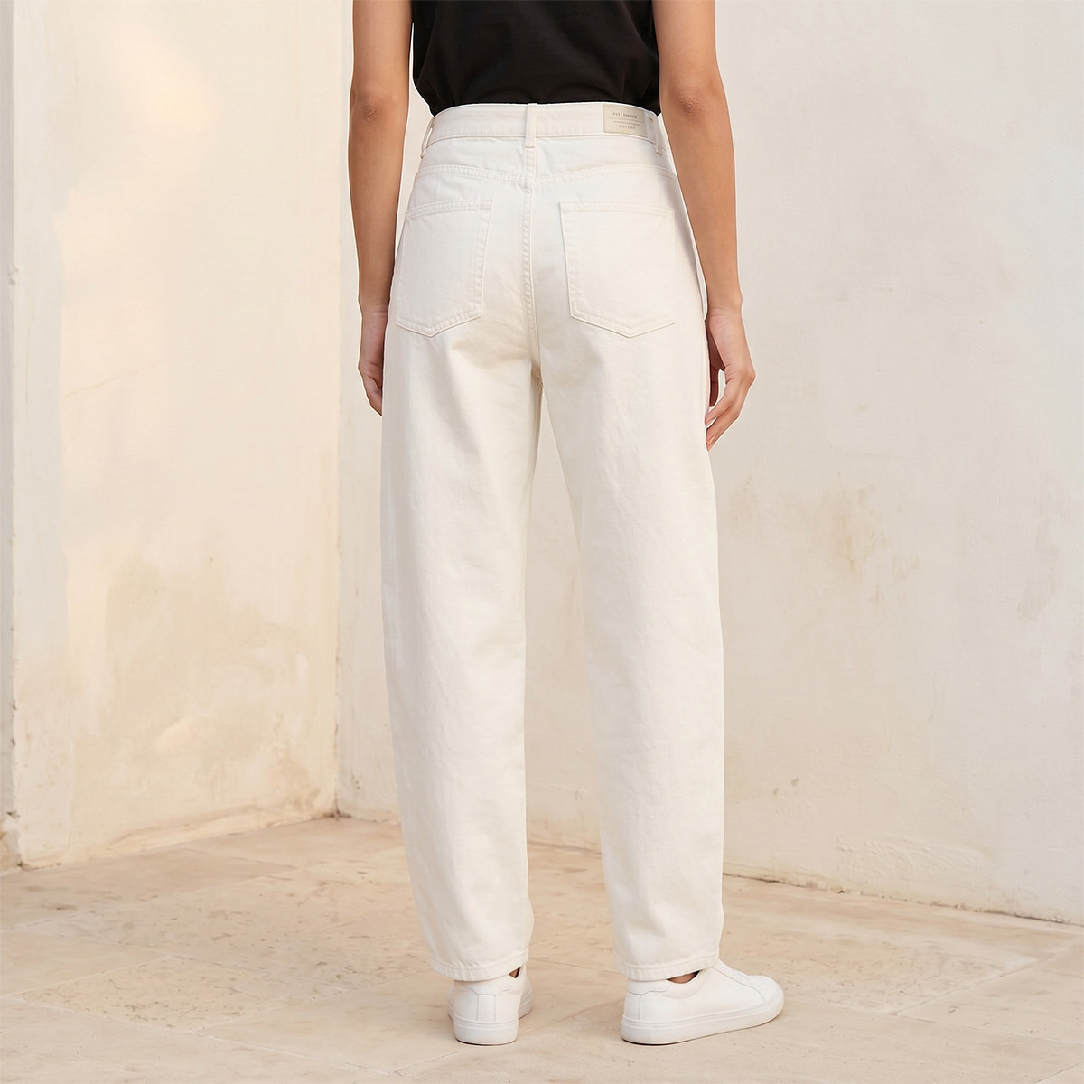 بنطلون جينز قطن بقصّة برميل وزر إغلاق وخياطة ملتوية من سبلاش دينم-women-clothing-bottoms-jeans-image-4