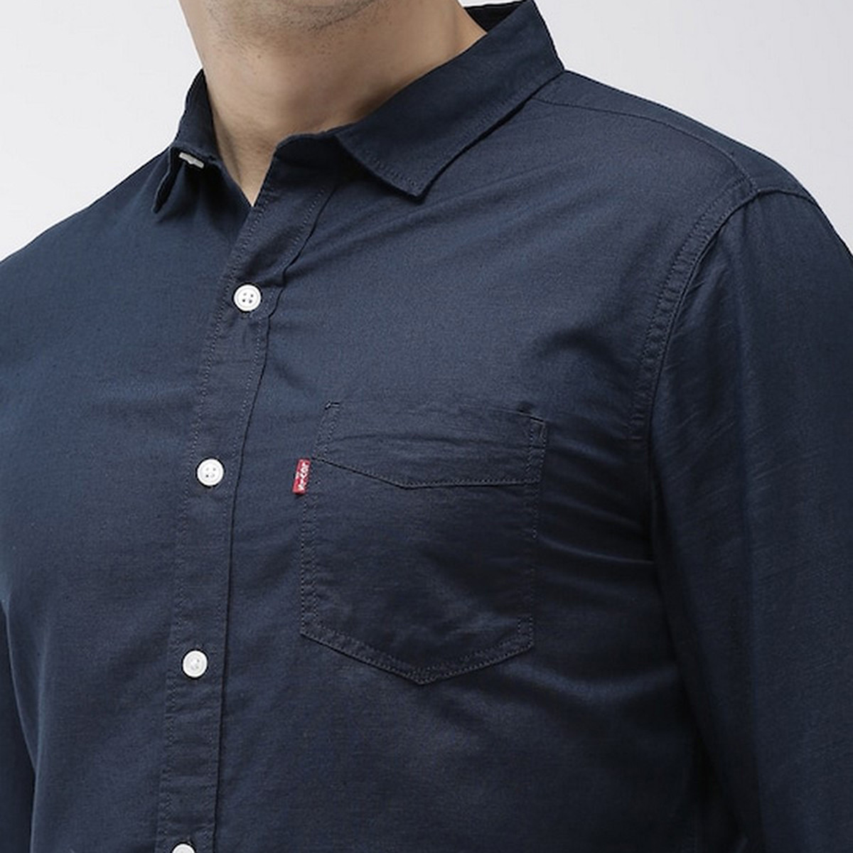قميص ليفايز بأكمام طويلة و سادة باللون الأزرق البحرى للرجال-men-clothing-shirts-image-3