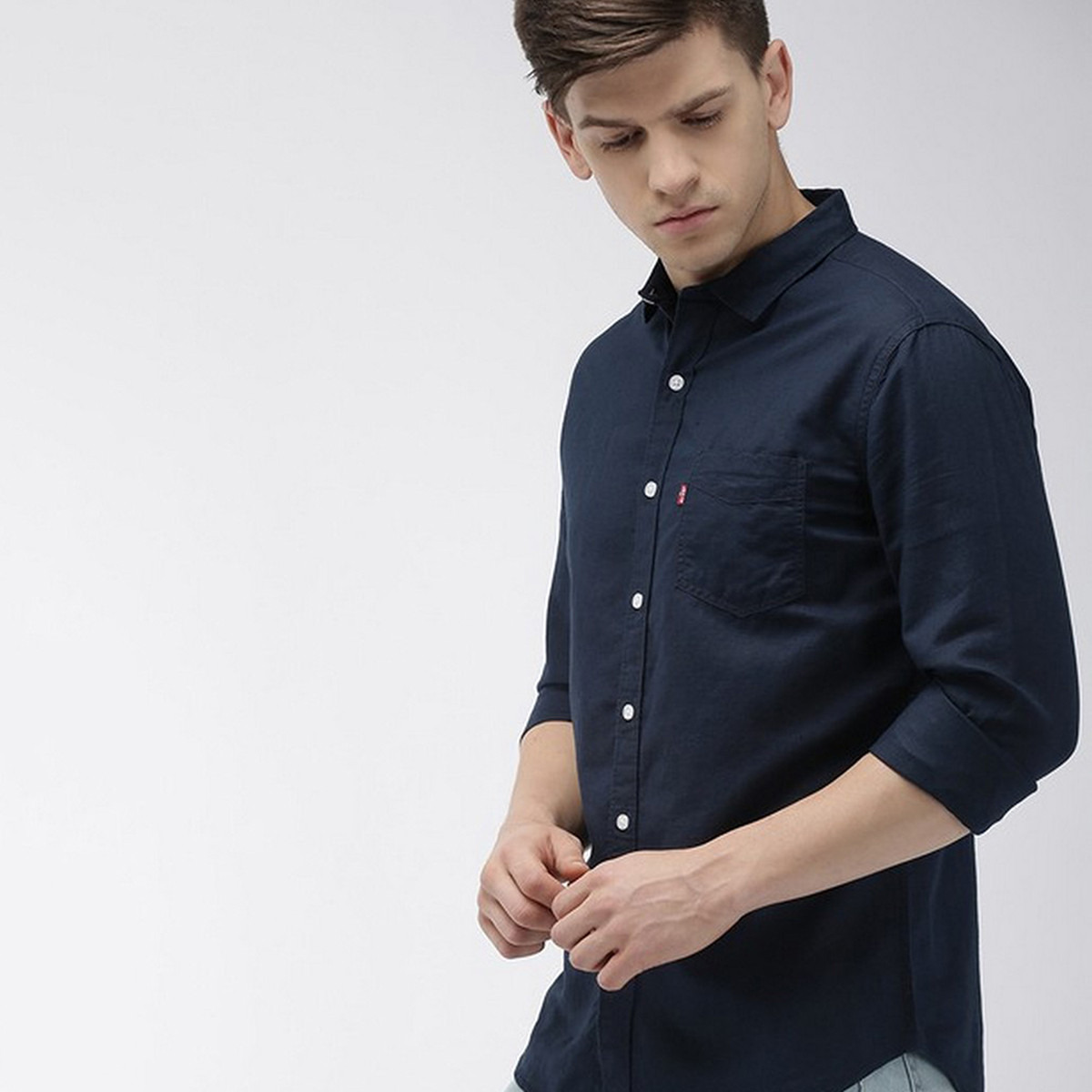 قميص ليفايز بأكمام طويلة و سادة باللون الأزرق البحرى للرجال-men-clothing-shirts-image-4